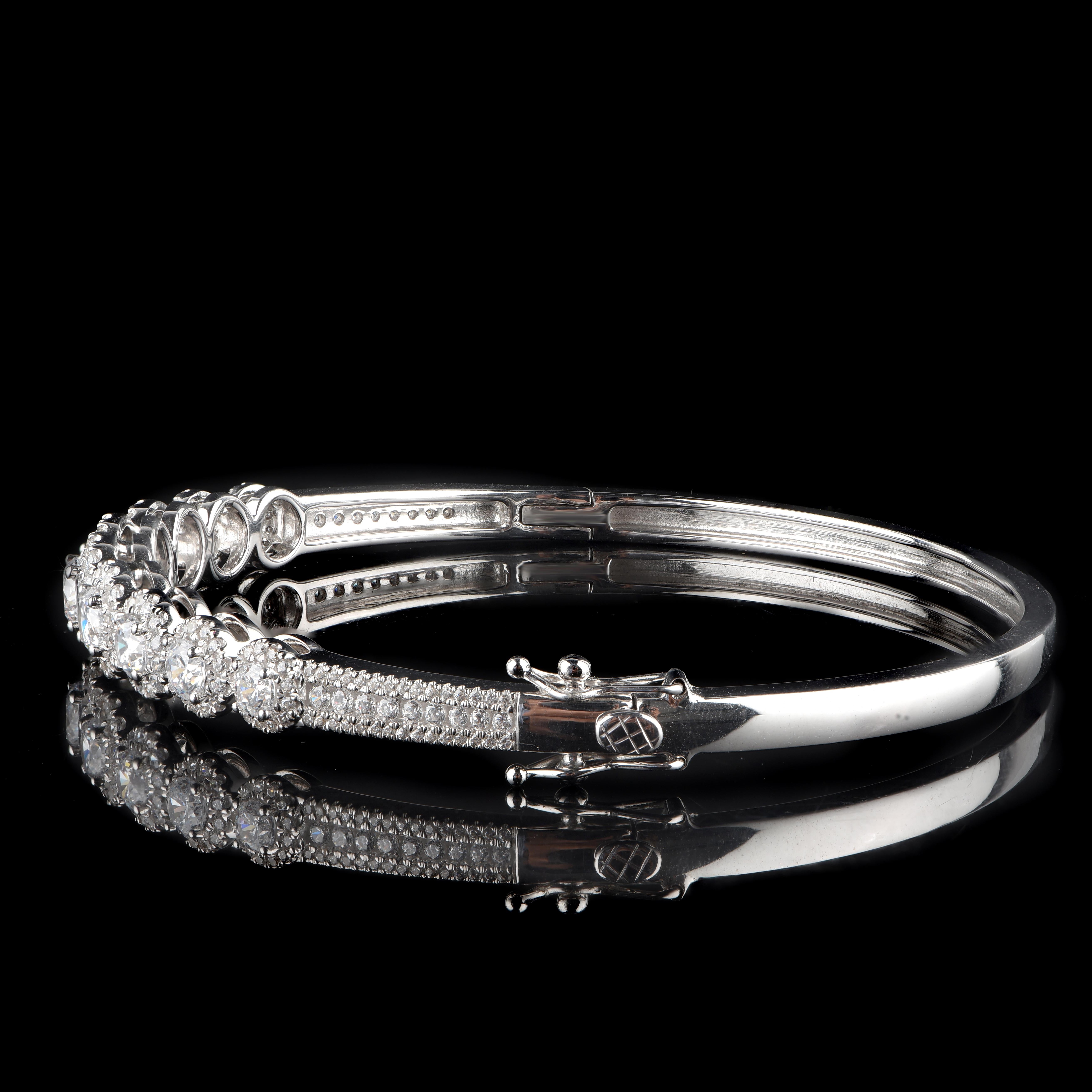TJD 3,0 Karat Graduierter Diamant 18 Karat Weißgold Halo Designer-Armreif im Zustand „Neu“ im Angebot in New York, NY