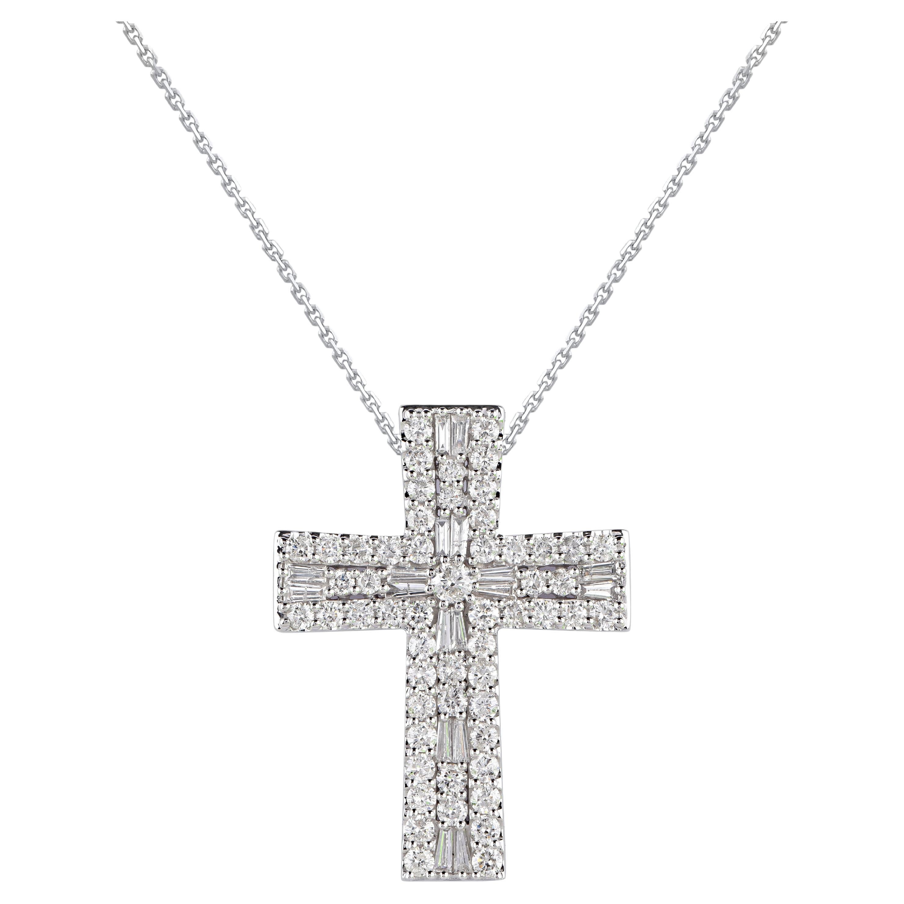 Pendentif croix en or blanc 14 carats avec diamants naturels ronds et baguettes de 3,0 carats TJD en vente