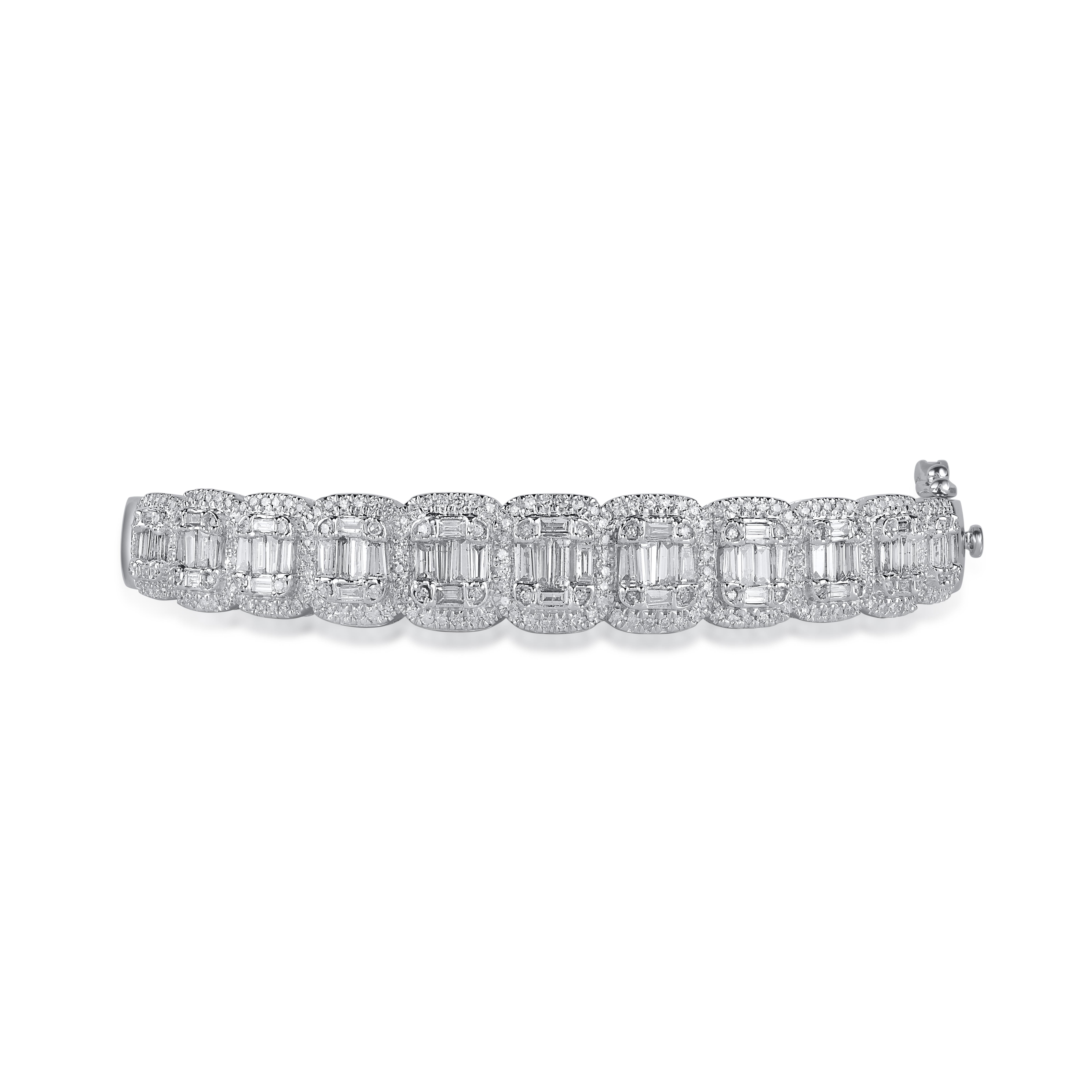 Questo braccialetto scintillante presenta 312 diamanti rotondi e baguette con incastonatura a pavé e a canale, realizzati in oro bianco 14 kt. 
I diamanti sono di tipo rotondo (colore H-I, purezza I2) e baguette (colore G-H, purezza I1). Questo