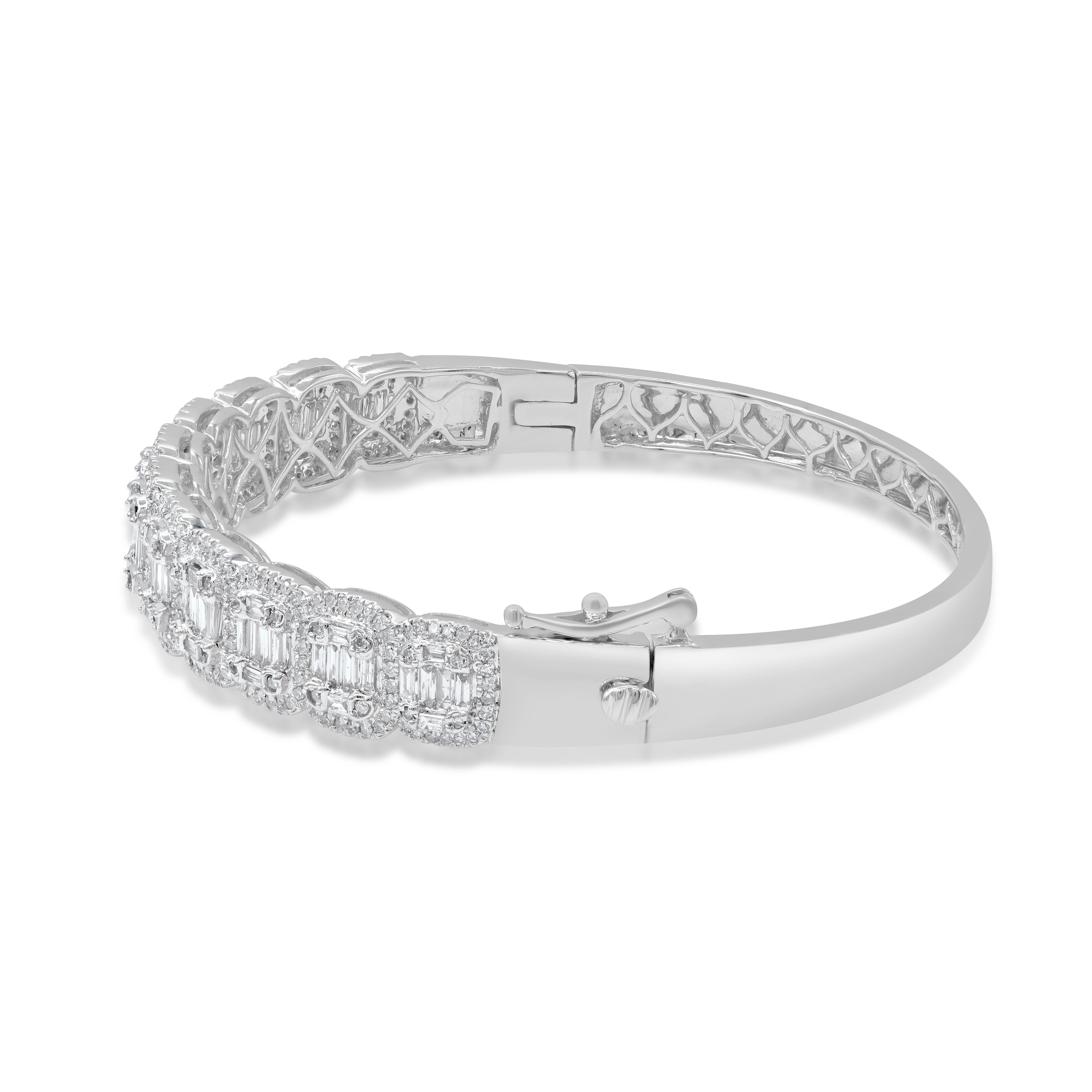 Contemporaneo TJD Bangle a forma di cuscino con diamante rotondo e baguette da 3,0 carati in oro bianco 14 K. in vendita