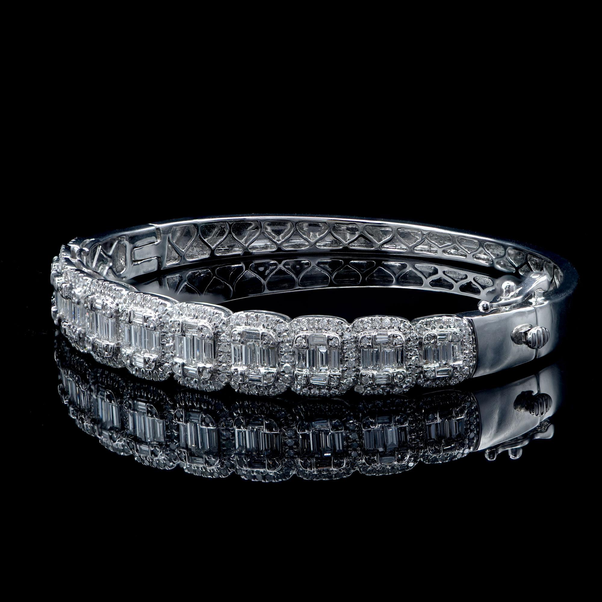 Contemporain Bracelet jonc coussin en or blanc 18 carats avec diamants ronds et baguettes de 3,0 carats TJD en vente
