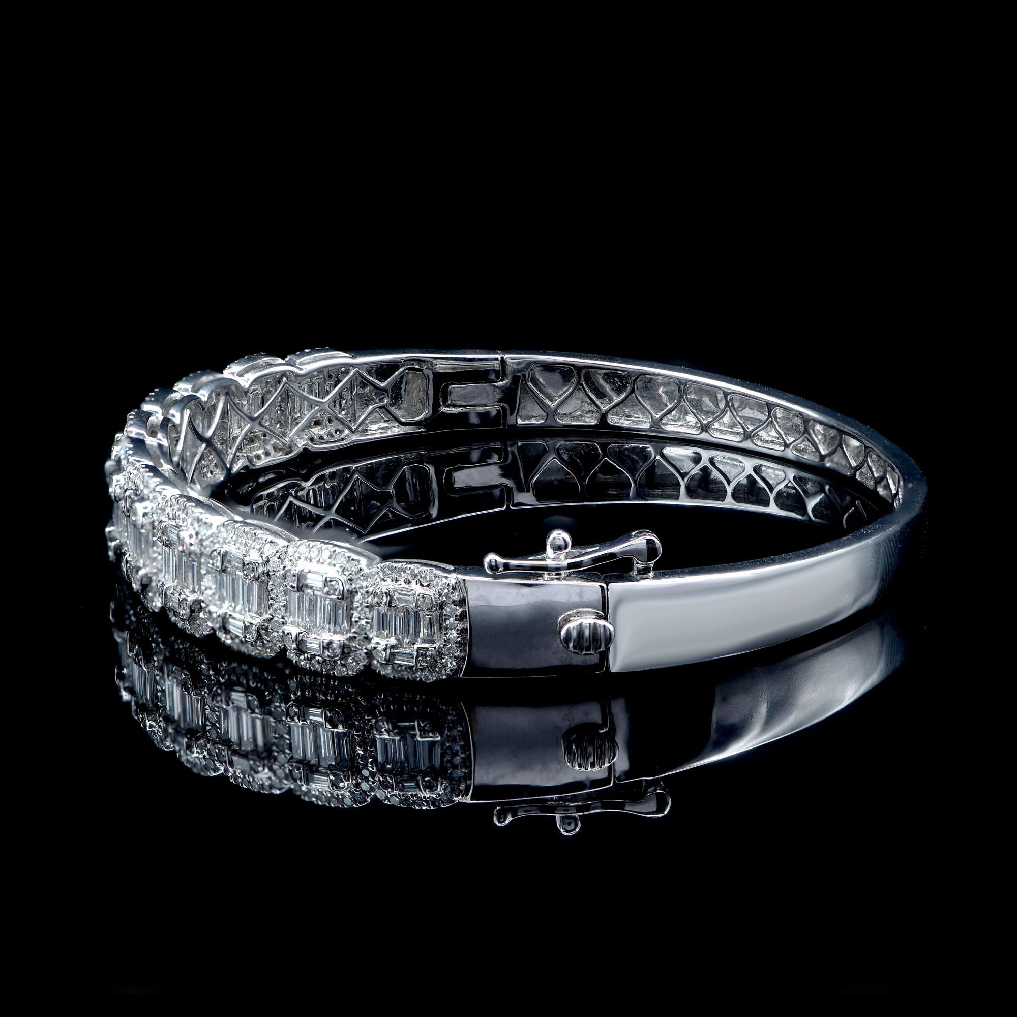 Taille ronde Bracelet jonc coussin en or blanc 18 carats avec diamants ronds et baguettes de 3,0 carats TJD en vente
