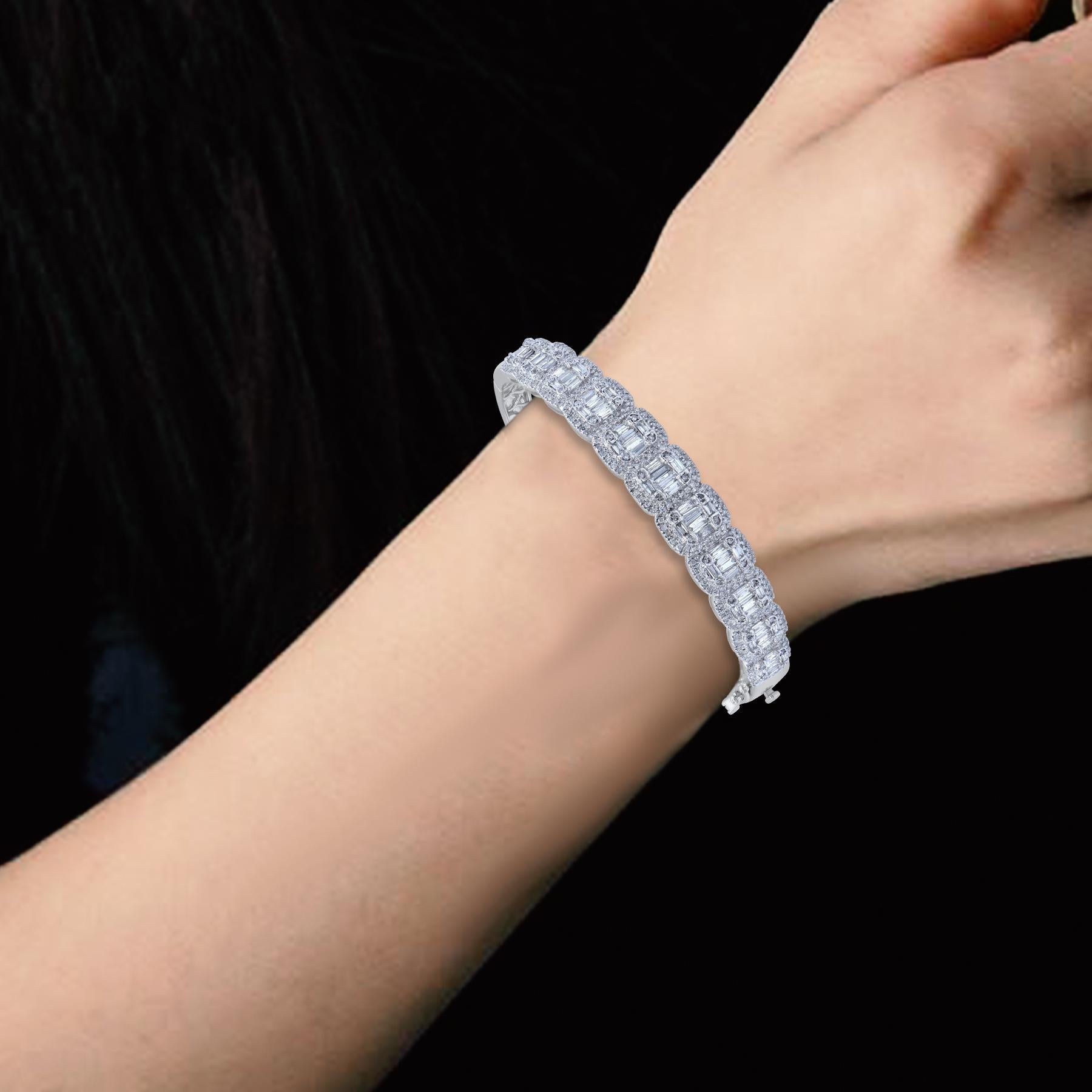 Bracelet jonc coussin en or blanc 18 carats avec diamants ronds et baguettes de 3,0 carats TJD Neuf - En vente à New York, NY