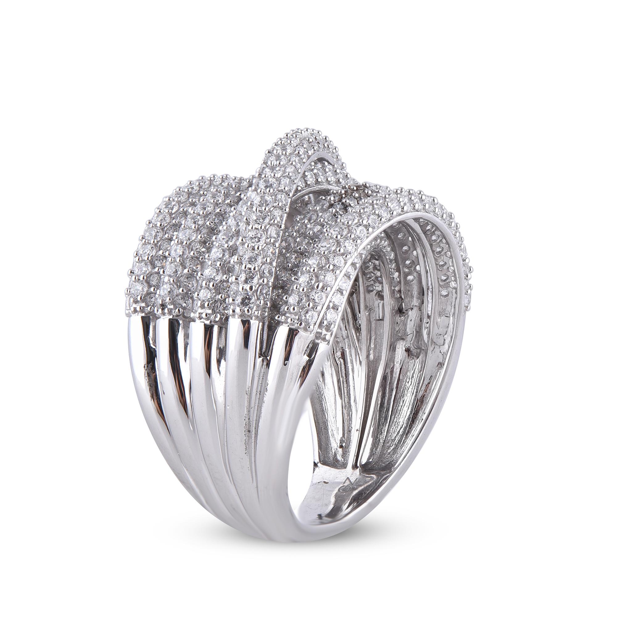 Verleihen Sie Ihrer Schmucksammlung einen Hauch von Glamour mit diesem diamantenen Crossover-Verlobungsring. Er zeichnet sich durch ein wunderschönes Design aus, das mit 472 Diamanten im Rundschliff in Zackenfassung verziert ist, Farbe H-I, Reinheit
