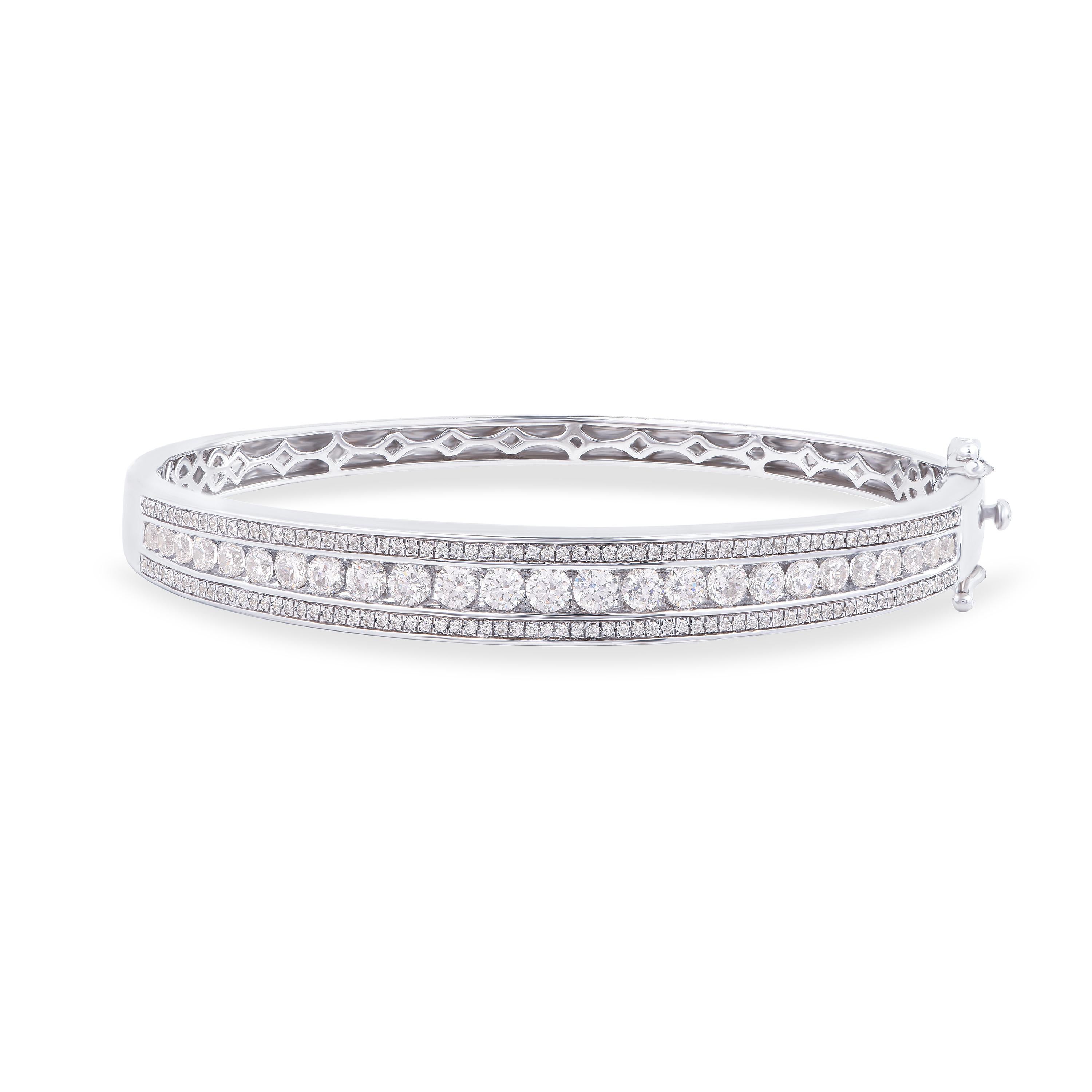 Whiting avec 163 diamants de taille brillant magnifiquement sertis dans une monture nickels et fabriqués en or blanc 18 carats. Les diamants sont de couleur H-I et de pureté I2. Ce bracelet en diamant accompagnera parfaitement votre look de soirée.