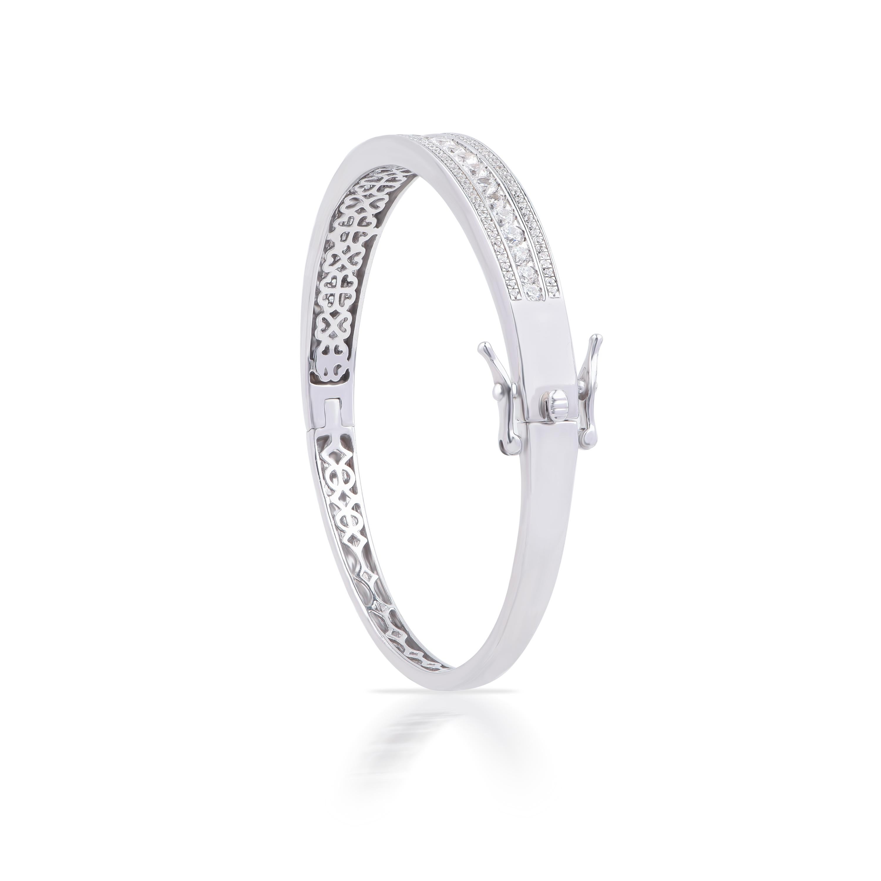 Contemporain Bracelet jonc à charnière en or blanc 18 carats avec trois rangées de diamants naturels de 3,0 carats TJD en vente