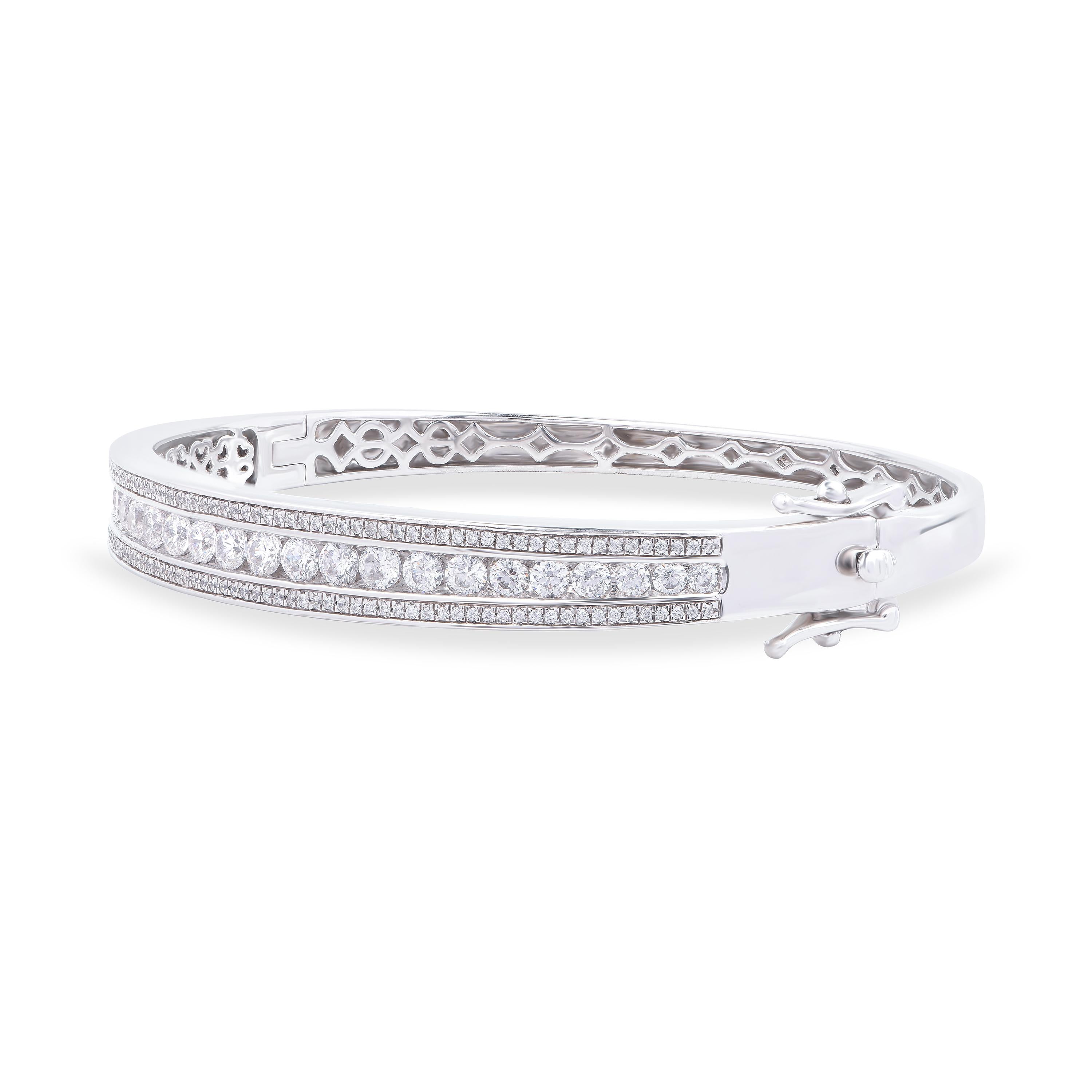Taille ronde Bracelet jonc à charnière en or blanc 18 carats avec trois rangées de diamants naturels de 3,0 carats TJD en vente