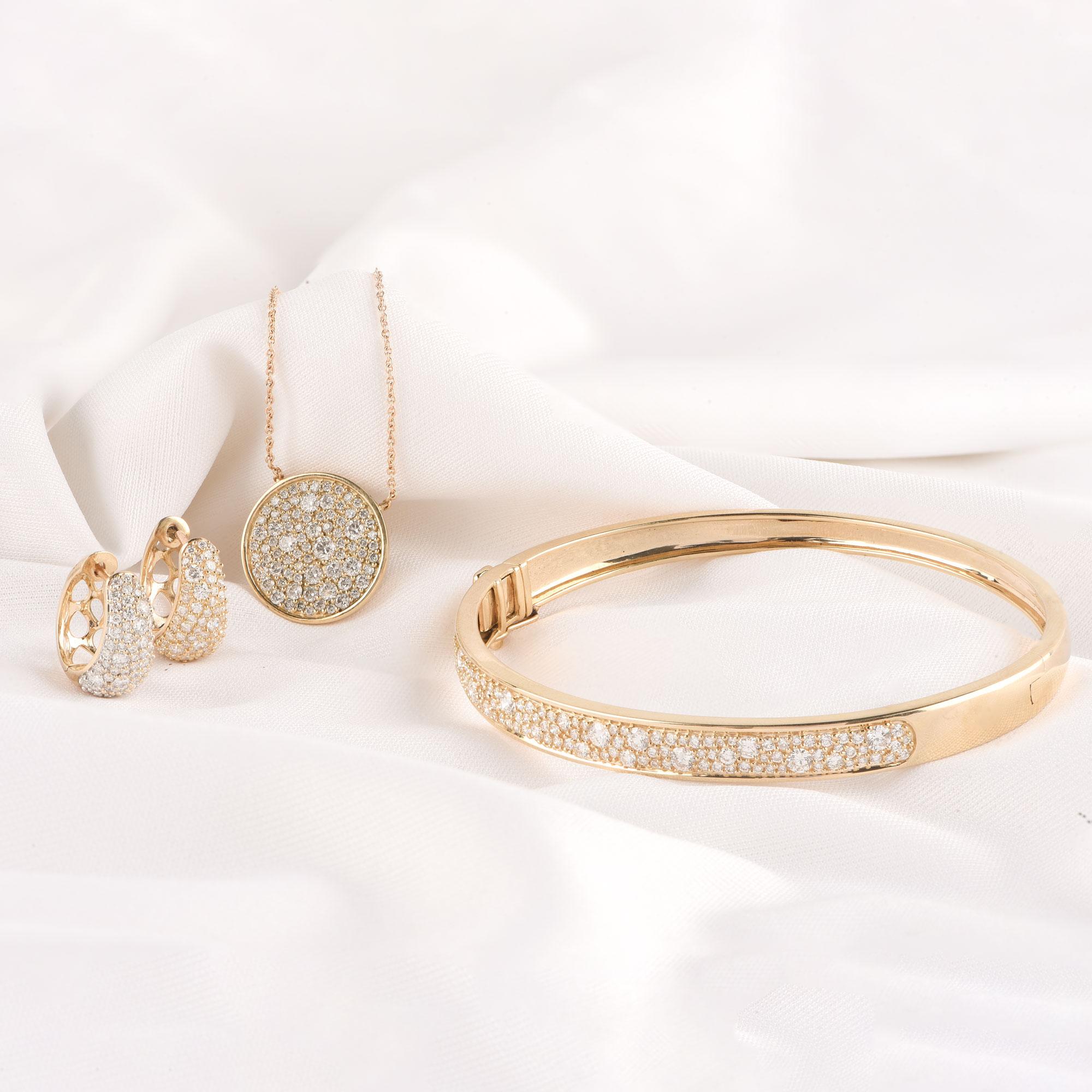 Round Cut TJD 3.50 CTW Diamond 14 K Yellow Gold Bangle Pendant Earrings Bridal Ensembles For Sale