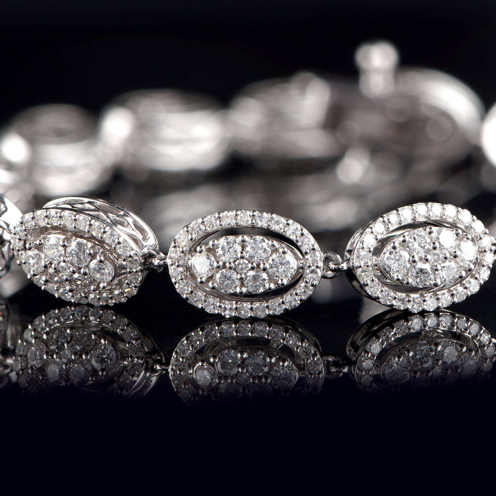 Taille brillant Bracelet scintillant de forme ovale en or blanc 14 carats avec diamants de 4,0 carats TJD en vente