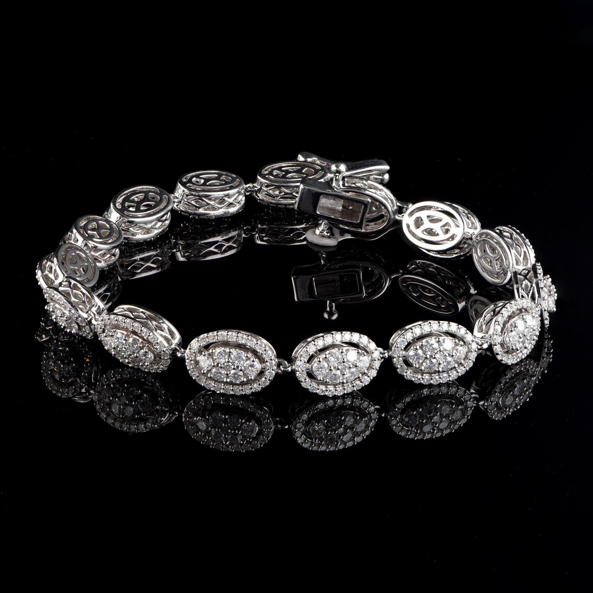 Whiting est orné de 435 diamants de taille brillant, élégamment montés en serti clos et façonnés en or blanc 18 carats. Les diamants sont classés couleur H-I, pureté I2. 

Cette pièce est fabriquée sur commande, veuillez prévoir un délai de 2 à 3