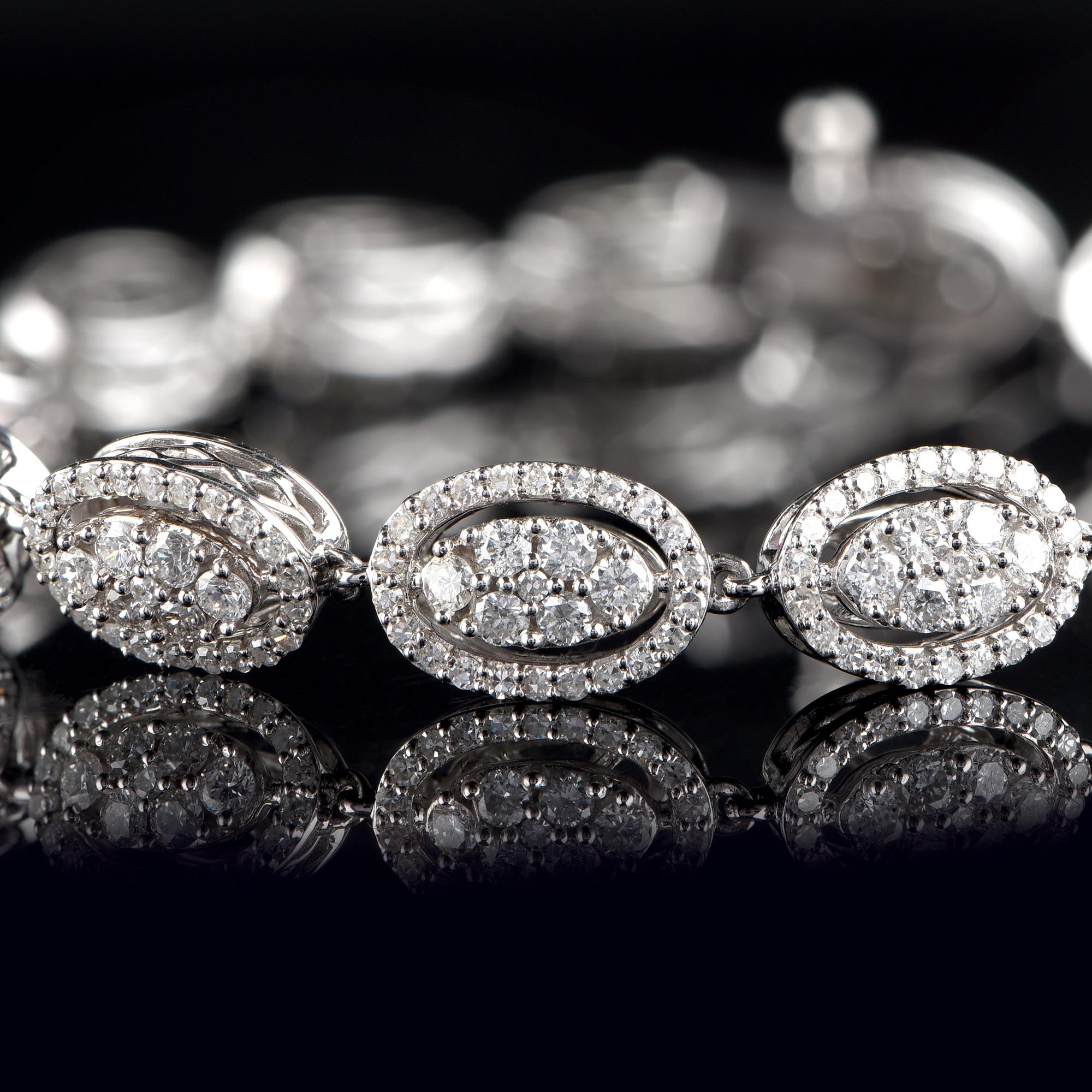 Contemporain Bracelet scintillant de forme ovale en or blanc 18 carats avec diamants de 4,0 carats TJD en vente