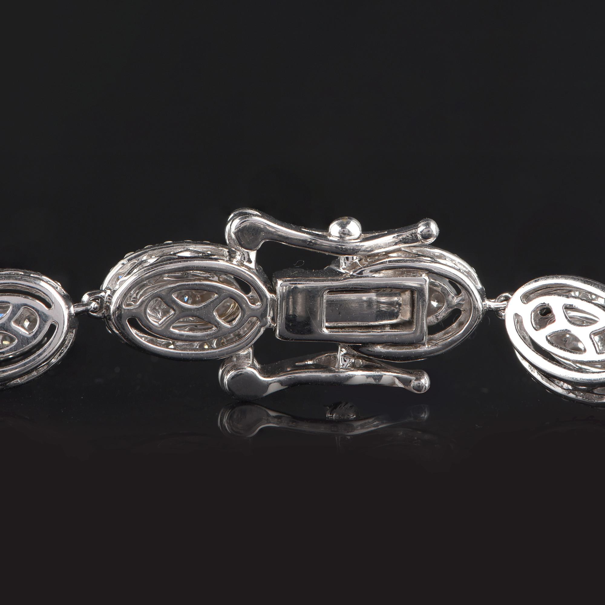 Taille ronde Bracelet scintillant de forme ovale en or blanc 18 carats avec diamants de 4,0 carats TJD en vente