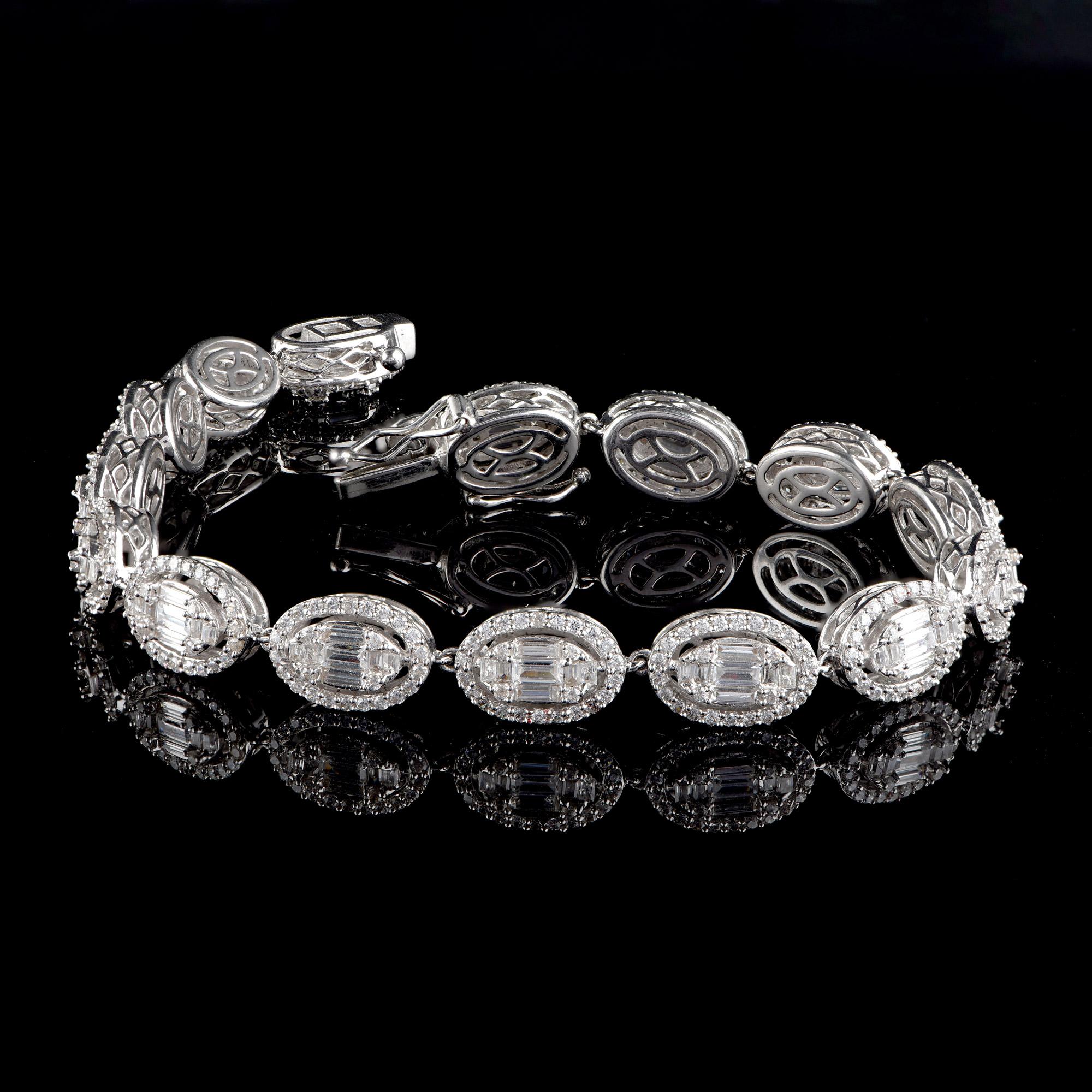Mit diesem wunderschönen Armband, das mit 390 Diamanten im Brillantschliff und 105 Diamanten im Baguetteschliff besetzt ist, sehen Sie blendend aus. Die Diamanten sind mit HI Farbe, I2 Reinheit bewertet.