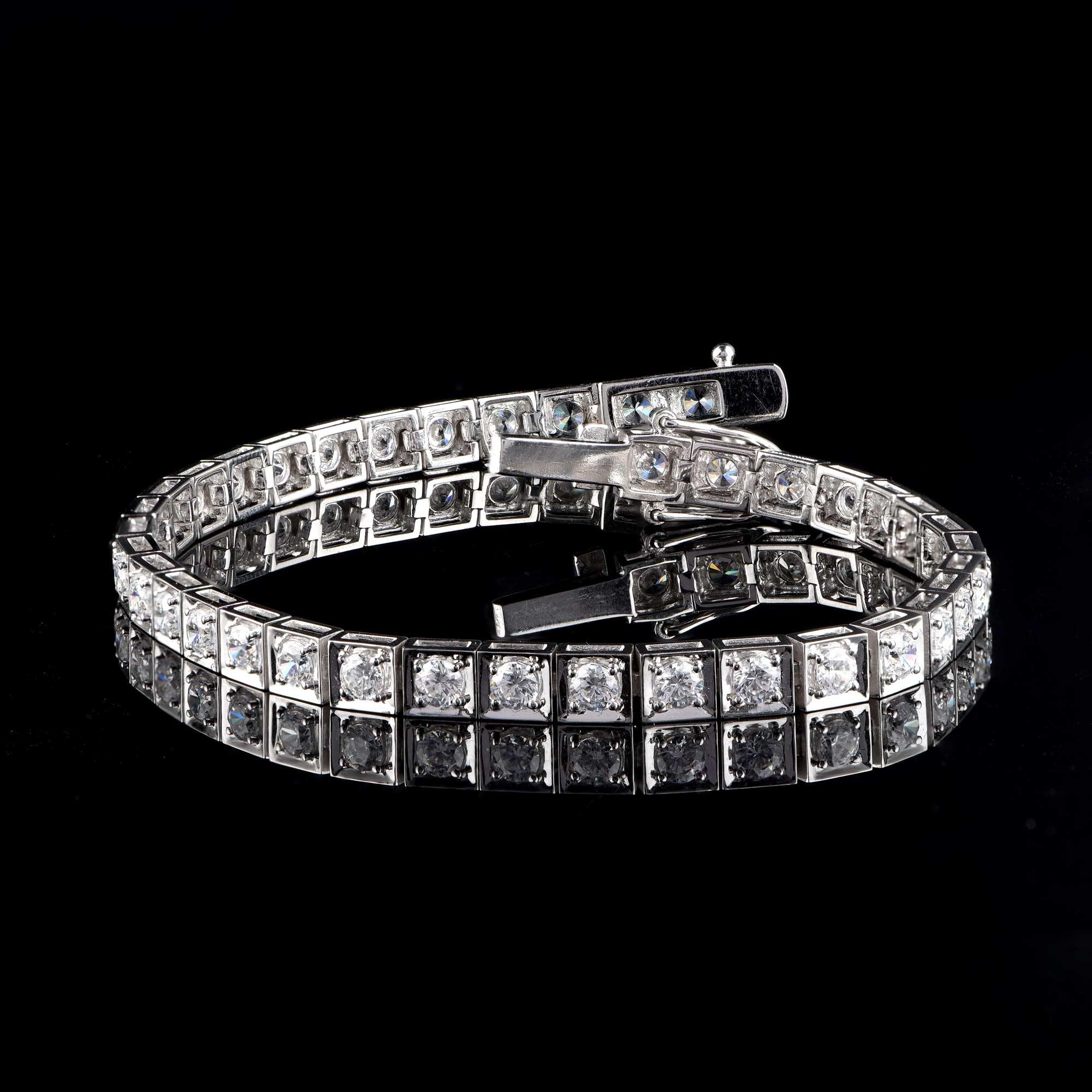 Ce bracelet éblouissant est fabriqué par nos experts internes en or blanc 18 carats et est rehaussé de 38 diamants taille brillant sertis en griffe. Le poids total des diamants est de 4 carats et les diamants sont classés H-I Color, I2 Clarity. 