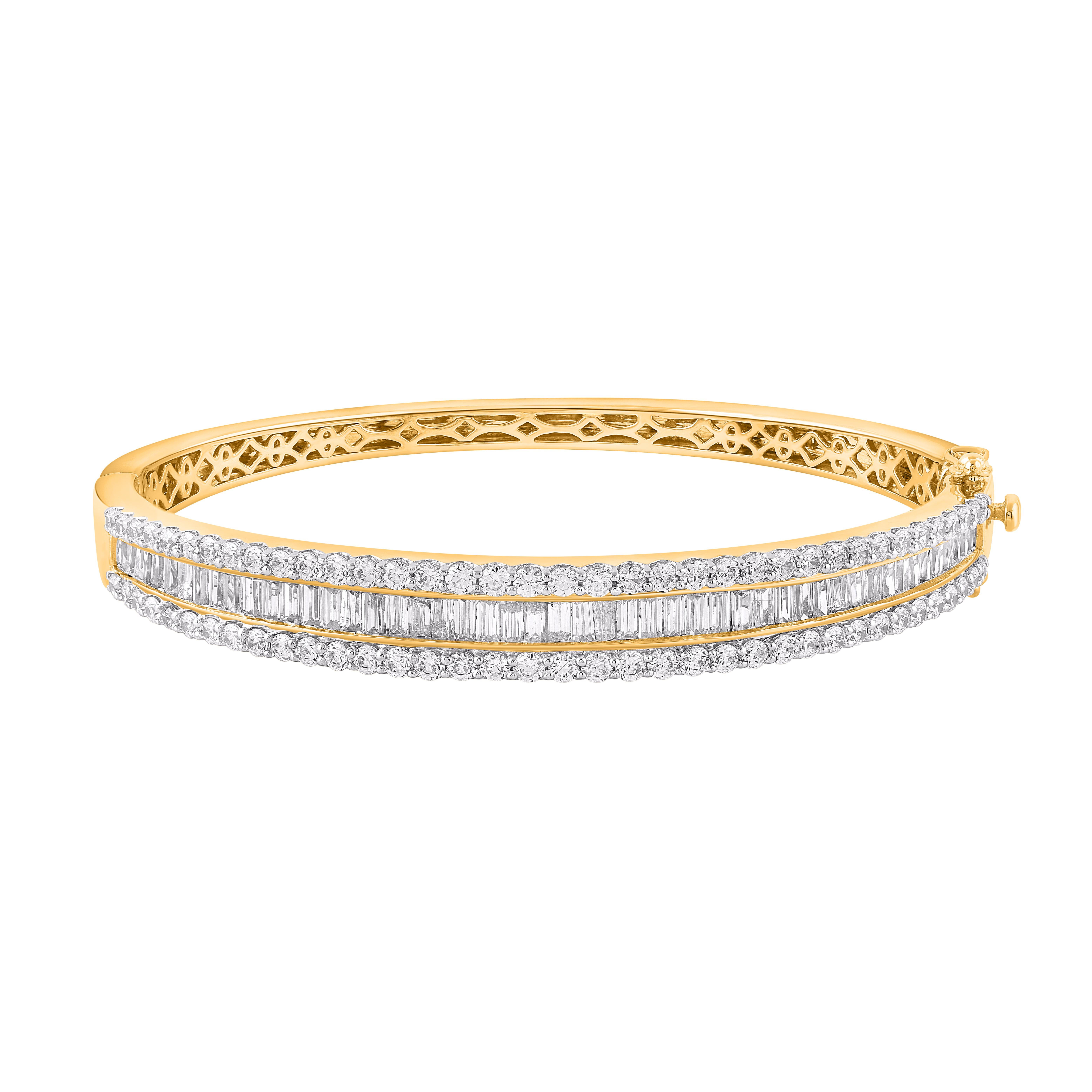 Simple et très stylisé, ce bracelet en diamants rehausse toutes les tenues vestimentaires. Ce bracelet étincelant présente 133 diamants ronds naturels de taille brillant et baguette en serti clos et en serti canal, réalisés en or jaune 18kt. Les
