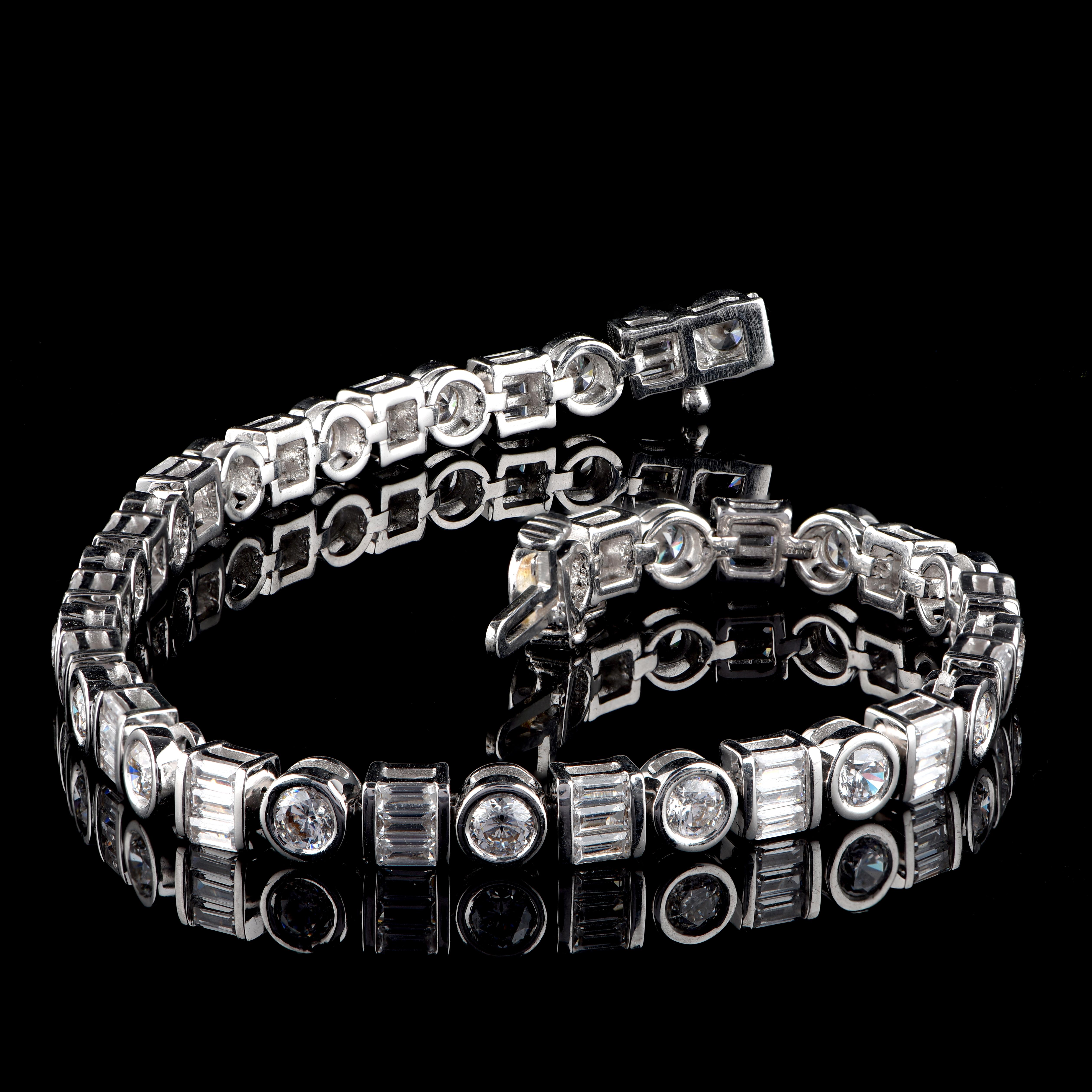 Contemporary TJD 5.0 Carat Natural Round & Baguette Diamond 14 Karat White Gold Link Bracelet For Sale