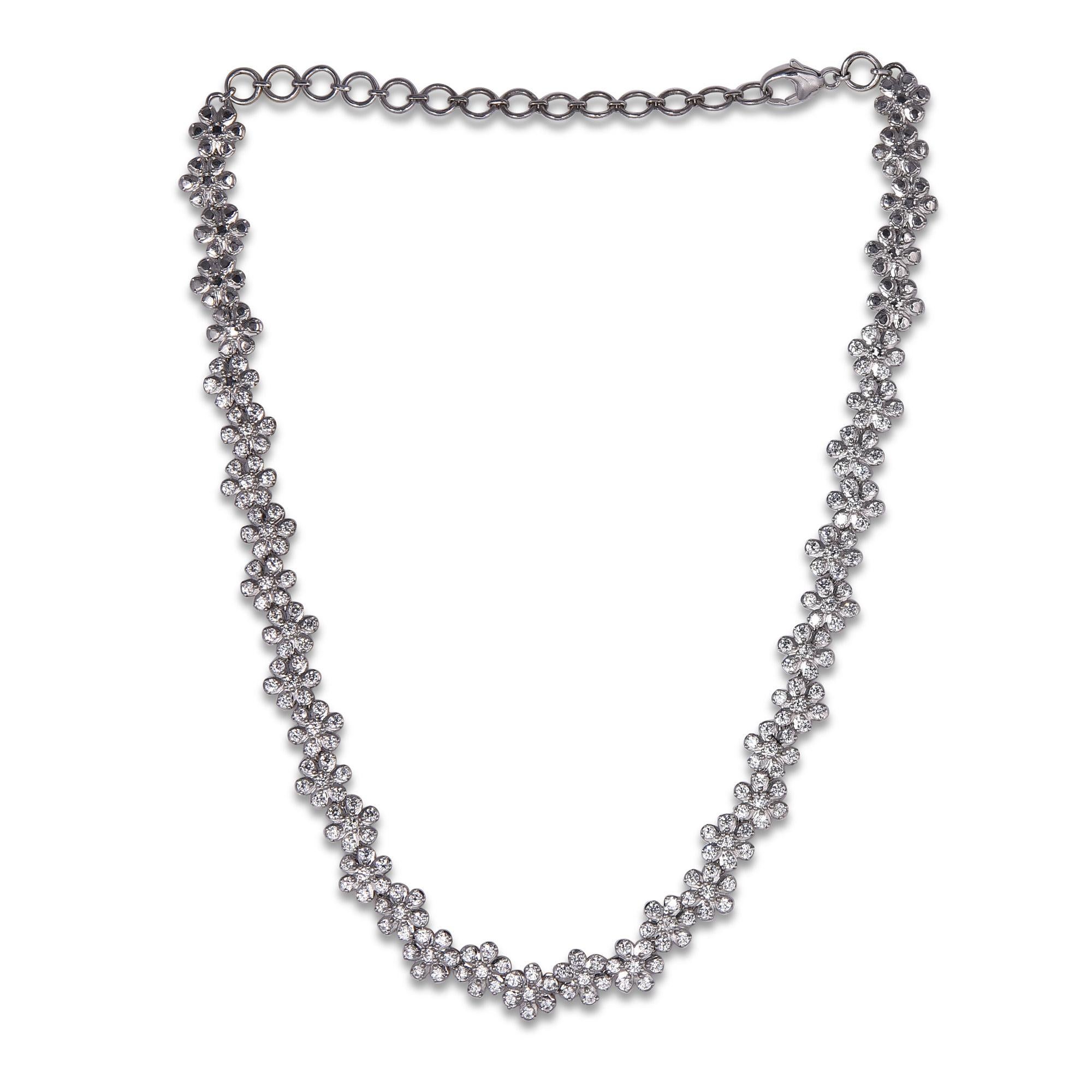 Apportez du charme à votre look avec ce collier en diamants. Ce collier est réalisé en or blanc 18 carats et présente des diamants blancs ronds Brilliante 208 en serti clos, de couleur H-I et de pureté I1, ainsi qu'une finition hautement polie.  de