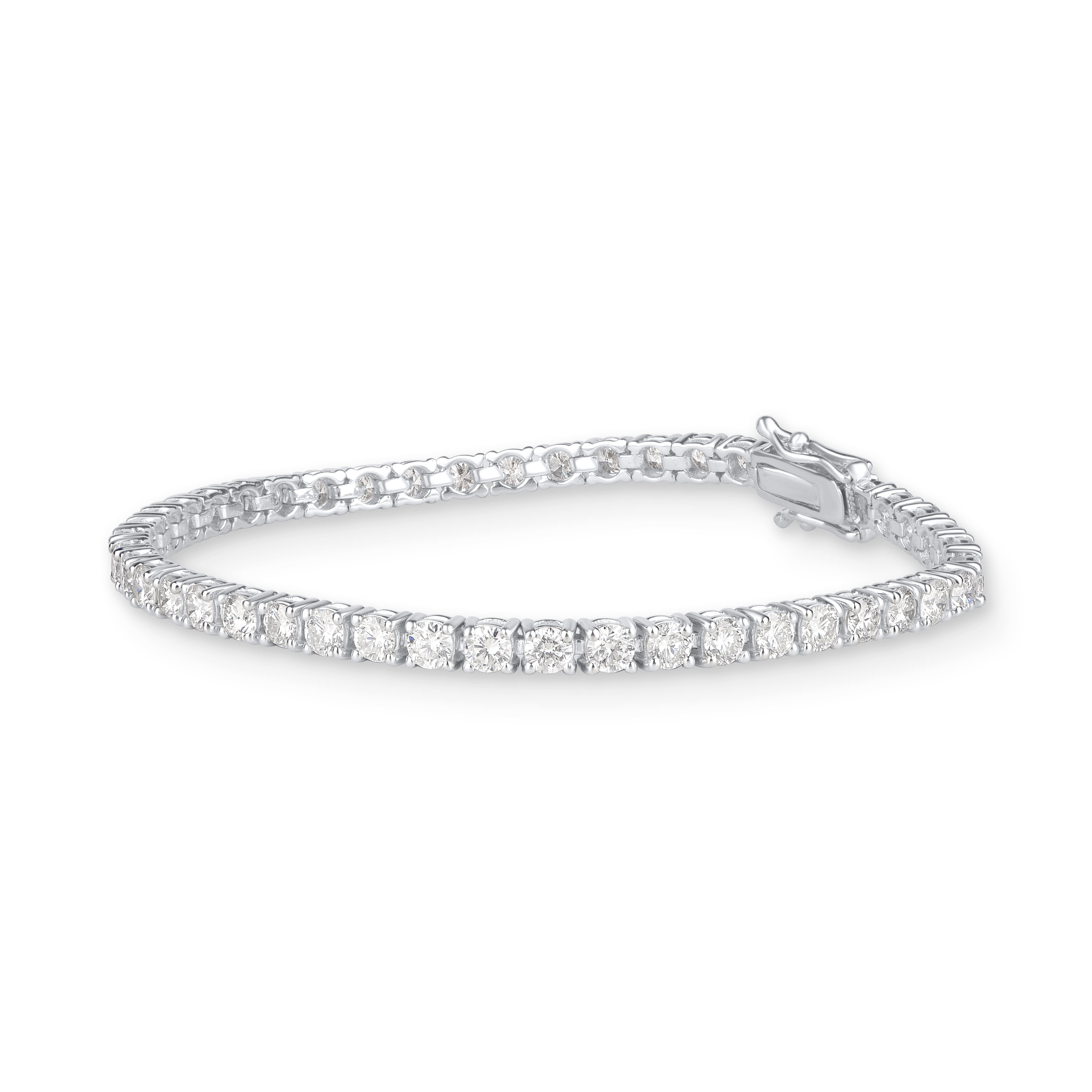 Bringen Sie ihr Handgelenk mit diesem schimmernden Diamant-Tennisarmband zum Strahlen. Dieses Armband wird von unseren Experten in 18 Karat Weißgold gefertigt und mit 46 natürlichen Brillanten in Zackenfassung besetzt. Das Gesamtgewicht des