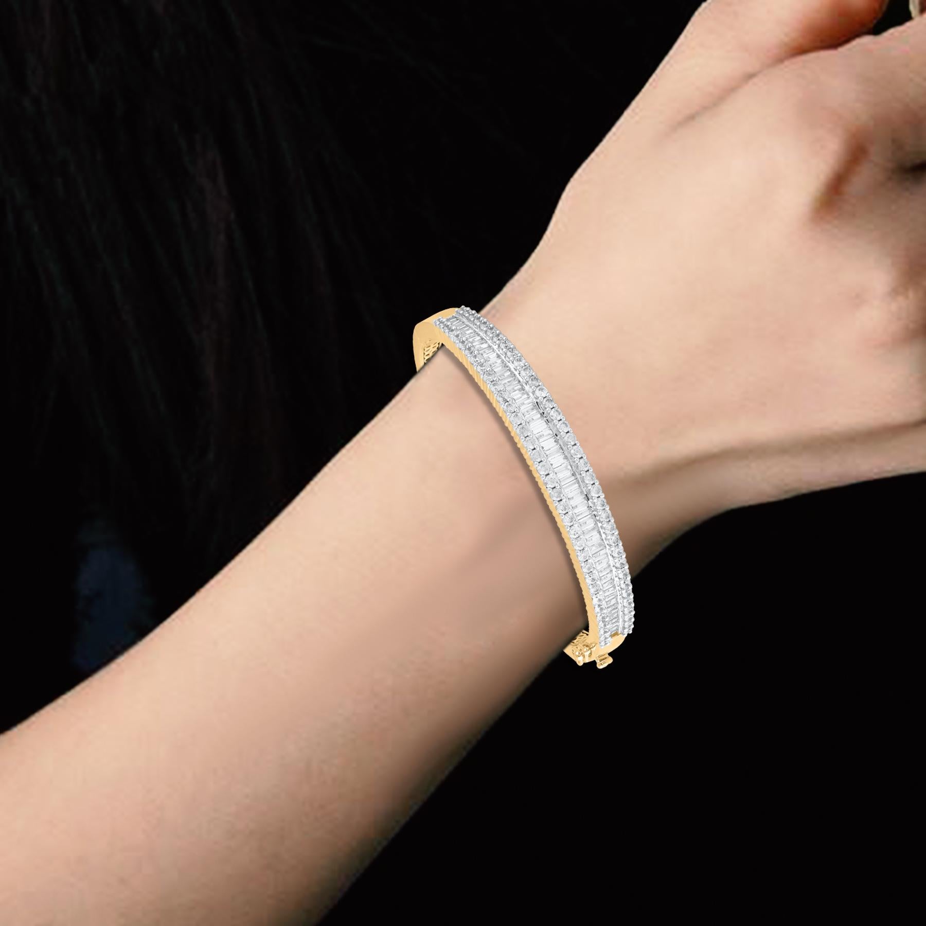 TJD Bracelet jonc en or jaune 18 carats avec diamants naturels ronds et baguettes de 5,0 carats Neuf - En vente à New York, NY