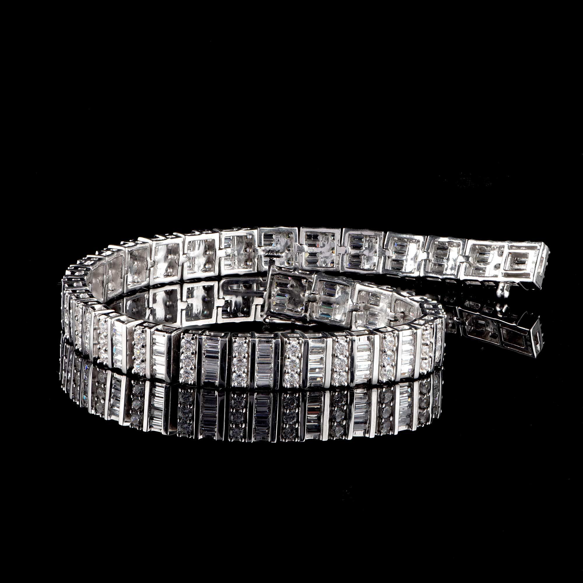 Une belle fusion de diamants et d'or ! Ce bracelet est orné de 210 diamants taille brillant et baguette élégamment sertis à l'emporte-pièce et en canal, et conçu en or blanc 14 carats. Les diamants sont de couleur H-I et de pureté I2.