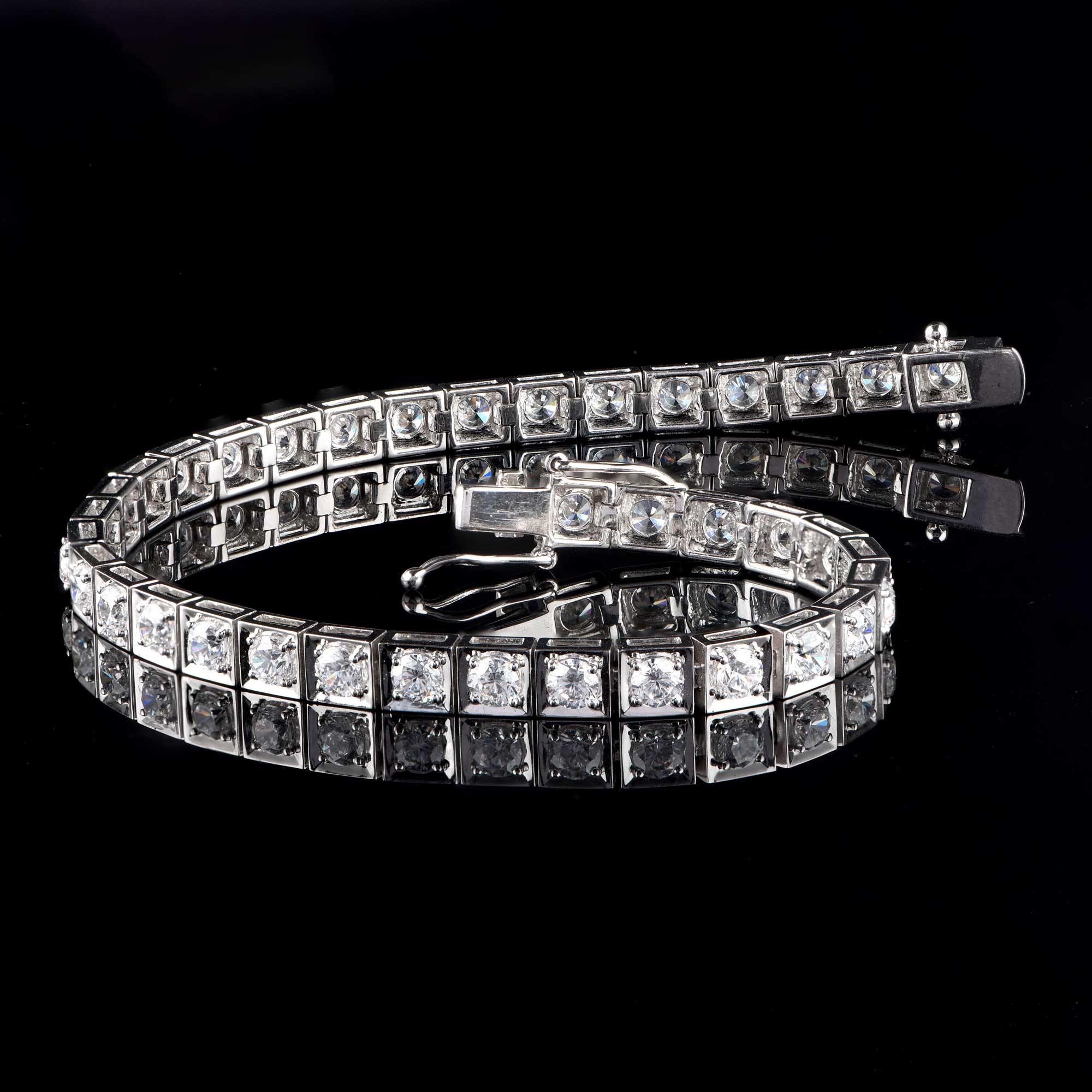 Dieses Designerarmband glänzt mit 37 Diamanten im Brillantschliff in Zackenfassung und einem eleganten Design aus 18 Karat Weißgold. Die Diamanten sind mit H-I Farbe, I2 Reinheit bewertet. 

Dieses Stück wird auf Bestellung gefertigt, bitte rechnen