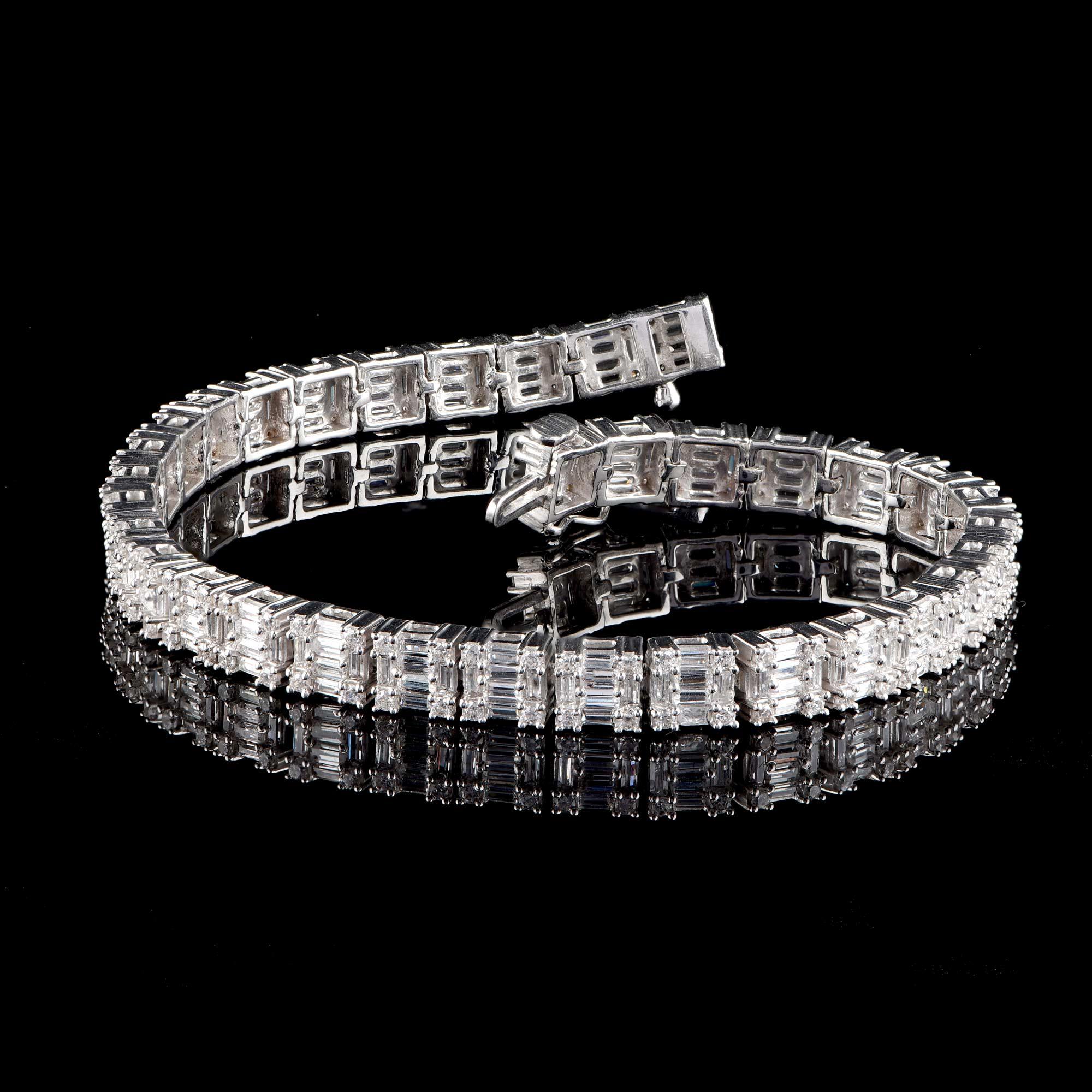 Das exquisite Design dieses Diamantarmbands ist mit 136 Diamanten im Brillantschliff und 204 Diamanten im Baguetteschliff in Zackenfassung besetzt und aus 18 Karat Weißgold gefertigt. Die Diamanten sind mit der Farbe H-I und der Reinheit I2