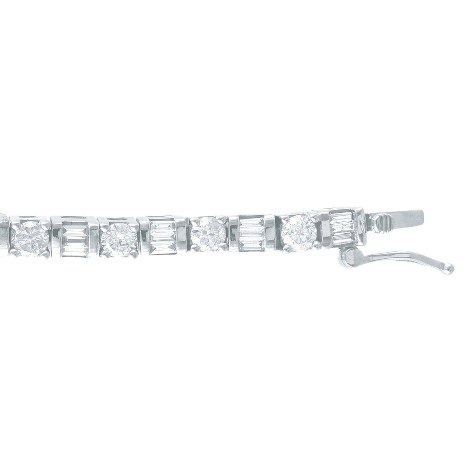 Simple et sophistiqué, ce bracelet en diamants ronds et baguettes se marie bien avec la plupart des tenues. Comprend 20 diamants naturels de taille ronde et 60 diamants naturels de taille baguette, sertis en griffe et en canal. Le poids total du