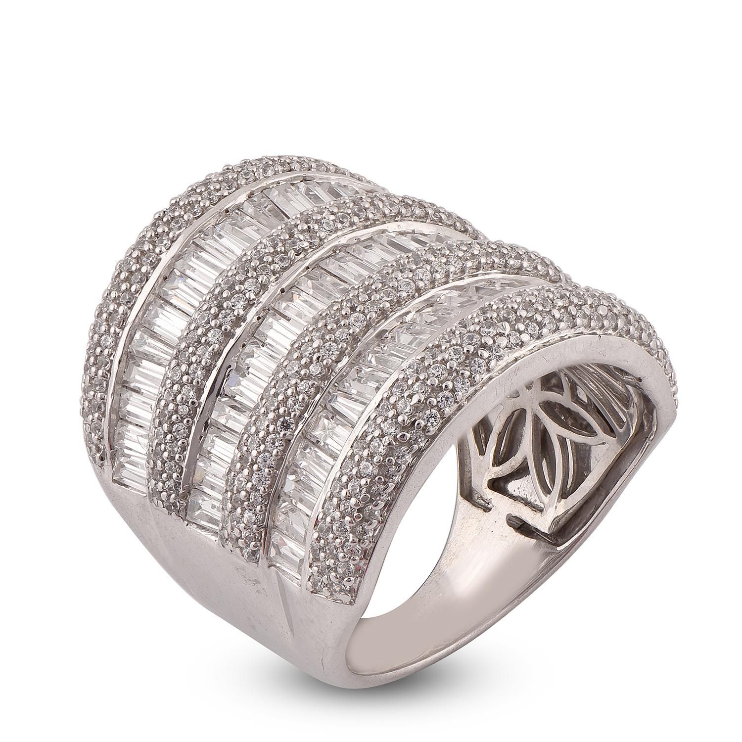 Realizzato in oro bianco da 14 carati e impreziosito da 374 diamanti rotondi e 57 diamanti taglio baguette incastonati in pave e canali, i diamanti sono classificati di colore H. H., purezza I. 2.