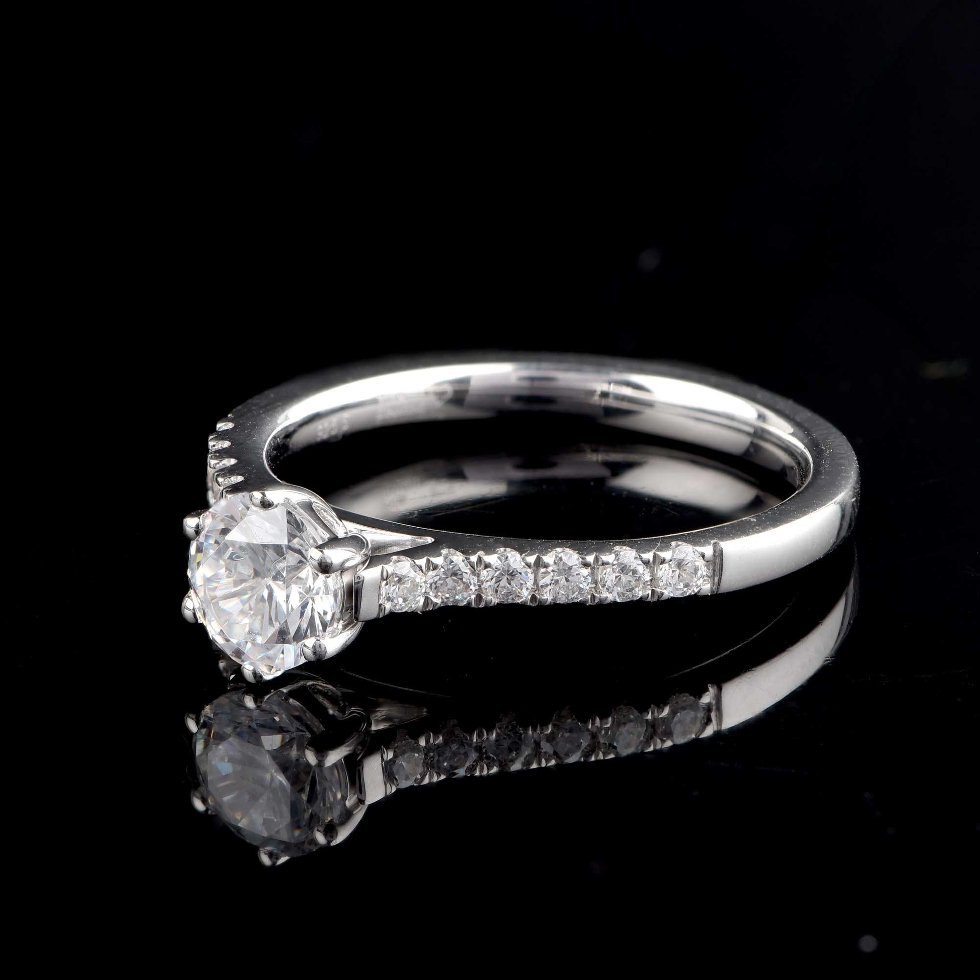 Modern TJD GIA Certified 1 Carat Diamond 18 Karat White Gold Classic Engagement Ring For Sale