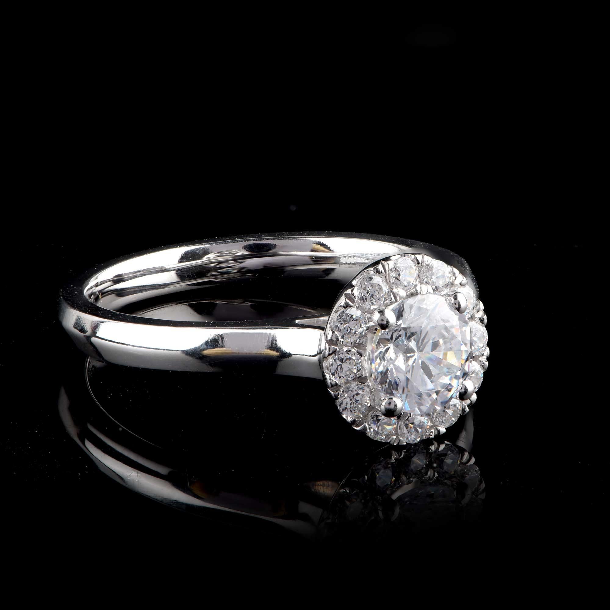 TJD GIA zertifizierter Verlobungsring mit 1,00 Karat Diamant in 18 Karat Weißgold mit Halo (Moderne) im Angebot
