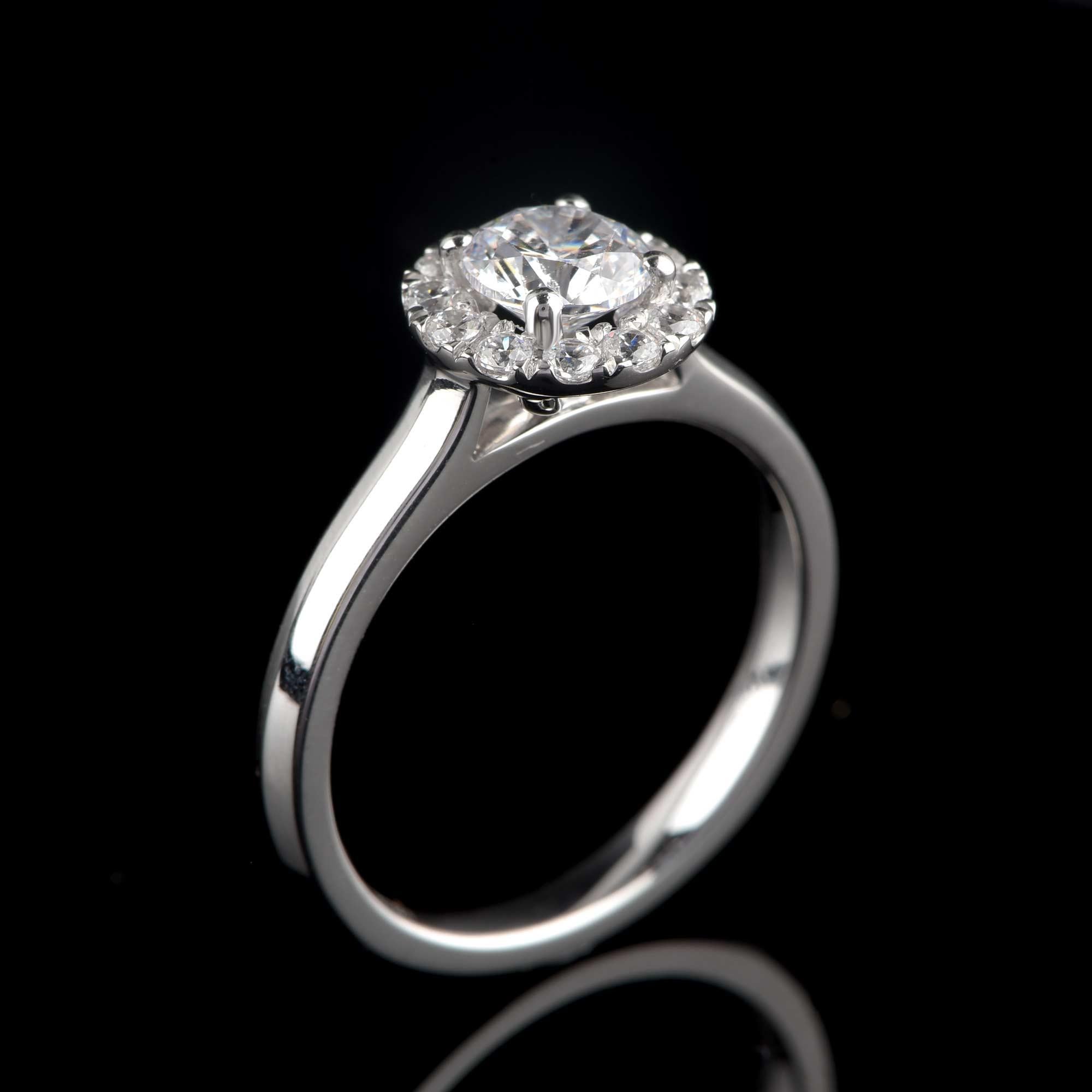 TJD GIA zertifizierter Verlobungsring mit 1,00 Karat Diamant in 18 Karat Weißgold mit Halo im Zustand „Neu“ im Angebot in New York, NY