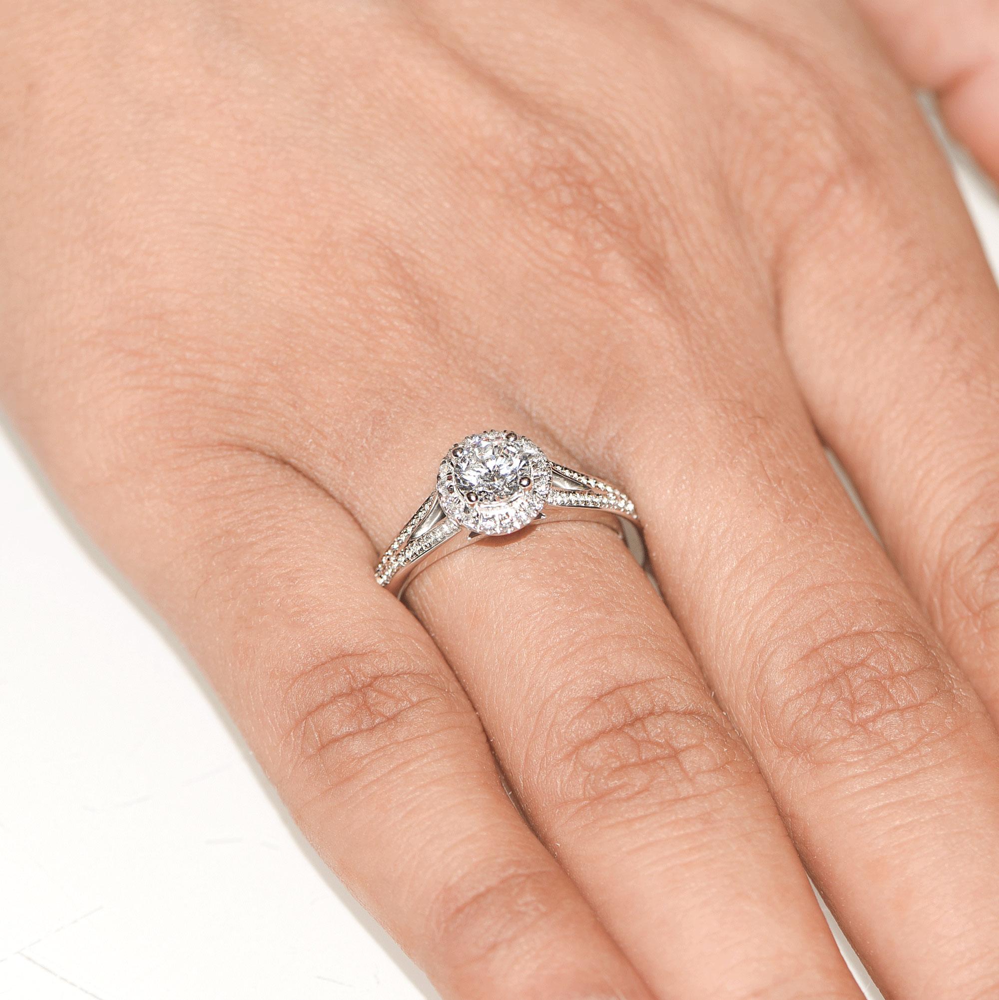 TJD GIA Certified 1.00 Carat Diamond 18 Karat White Gold Split Shank Bridal Ring In New Condition For Sale In New York, NY