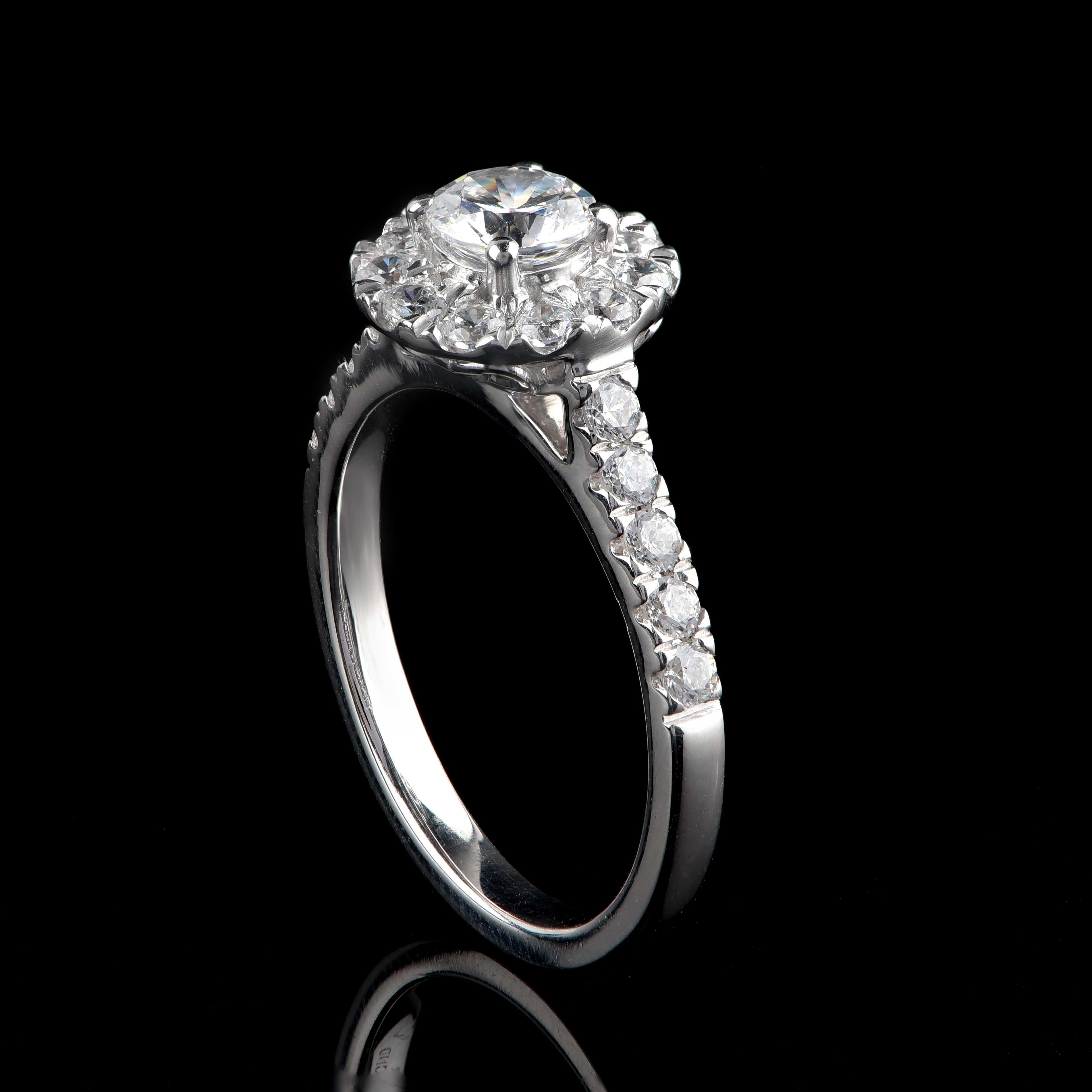 Moderne Bague de fiançailles en or blanc 18 carats avec halo de diamants de 1,25 carat certifiés GIA, TJD en vente