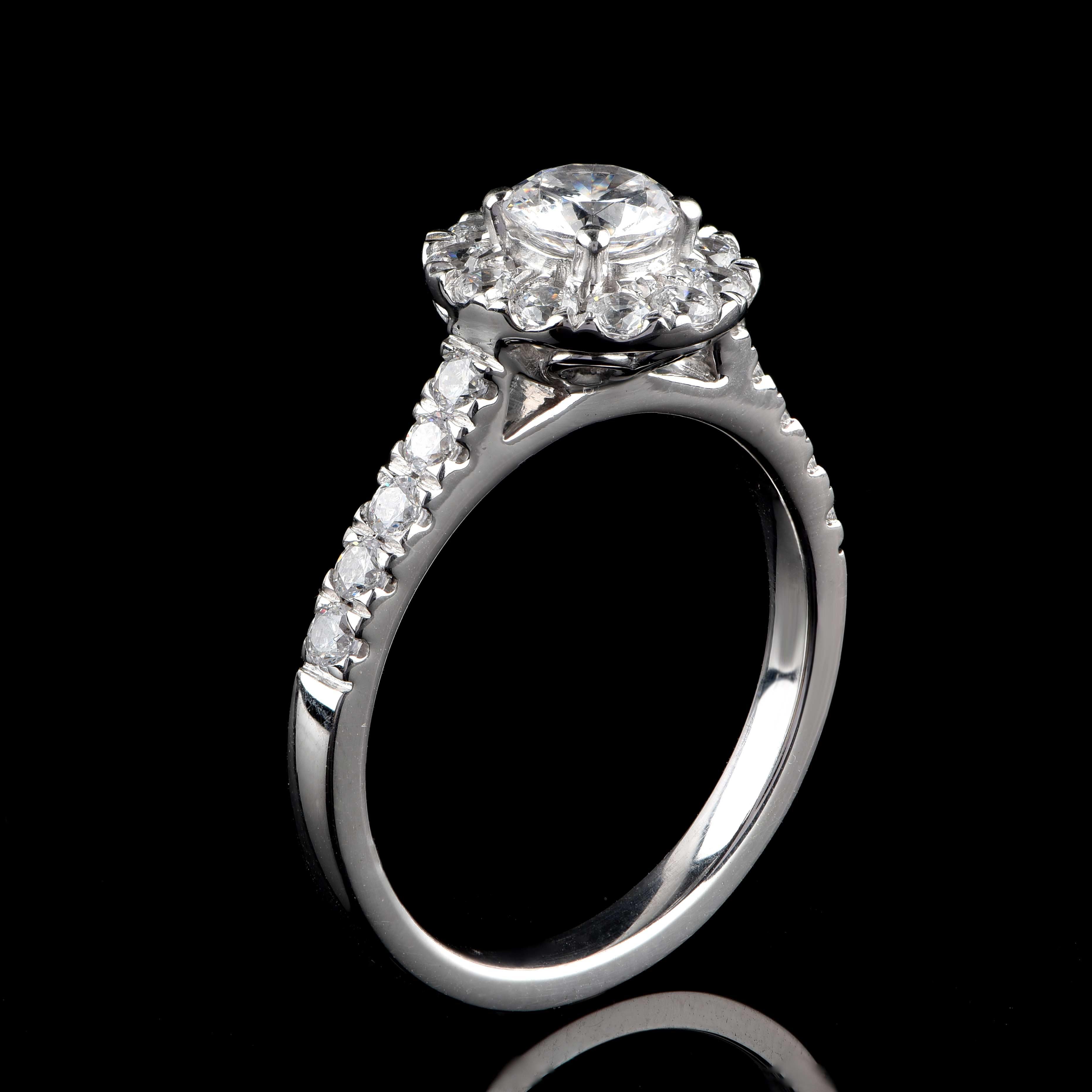 Taille ronde Bague de fiançailles en or blanc 18 carats avec halo de diamants de 1,25 carat certifiés GIA, TJD en vente
