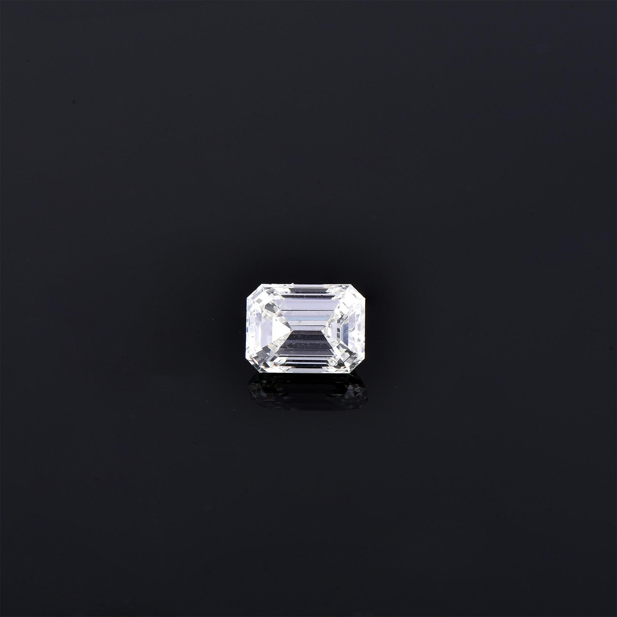 Gewicht: 1,03ct
Schliff: Smaragd-Schliff
Farbe: K
Klarheit: IF                                                               
Polnisch: EX
Symm: Sehr gut                                                                                                