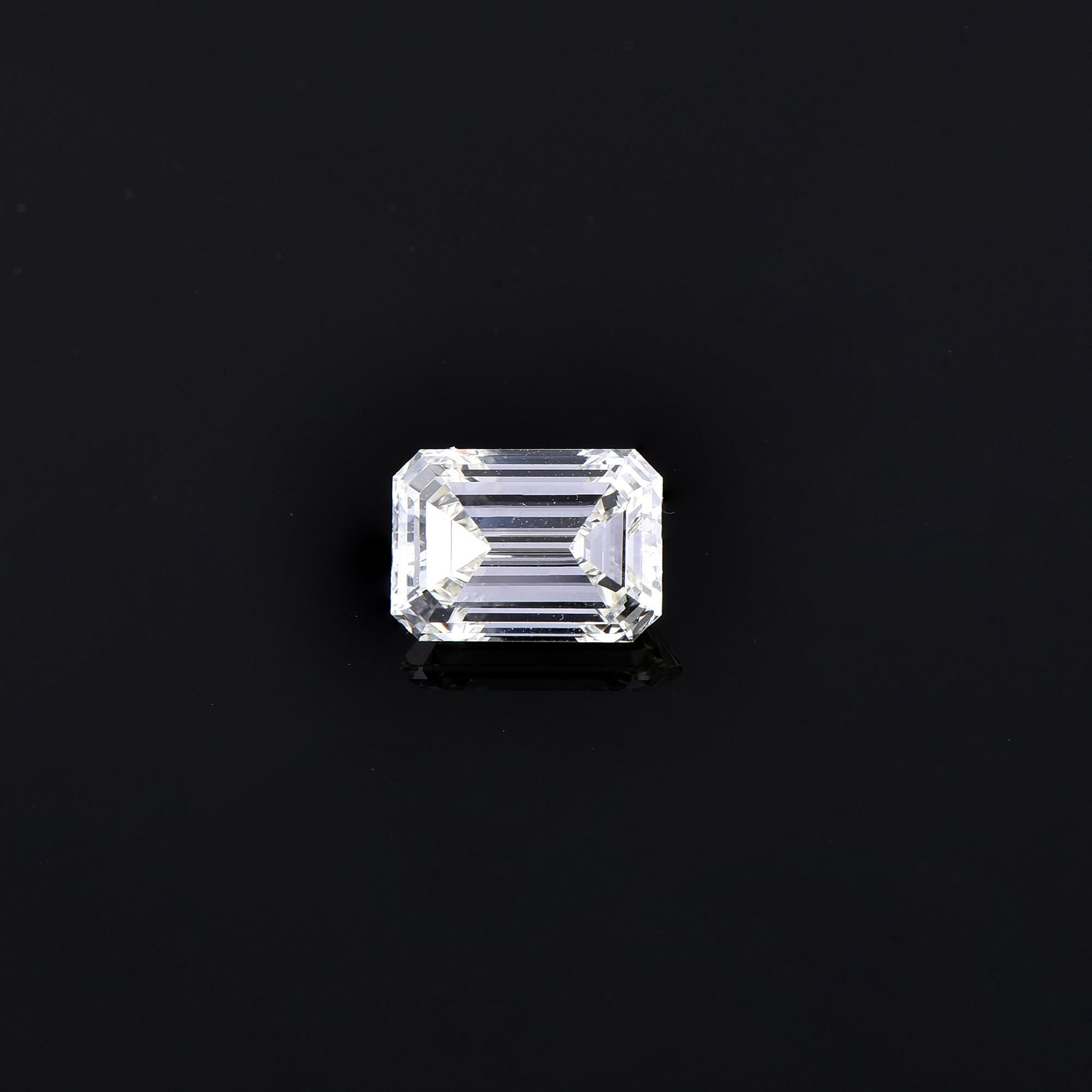Poids : 1,03ct
Coupe : Coupe émeraude
Couleur : K.
Clarté : IF                                                               
Polonais : Très bon
Symm : Très bon                                                                                        