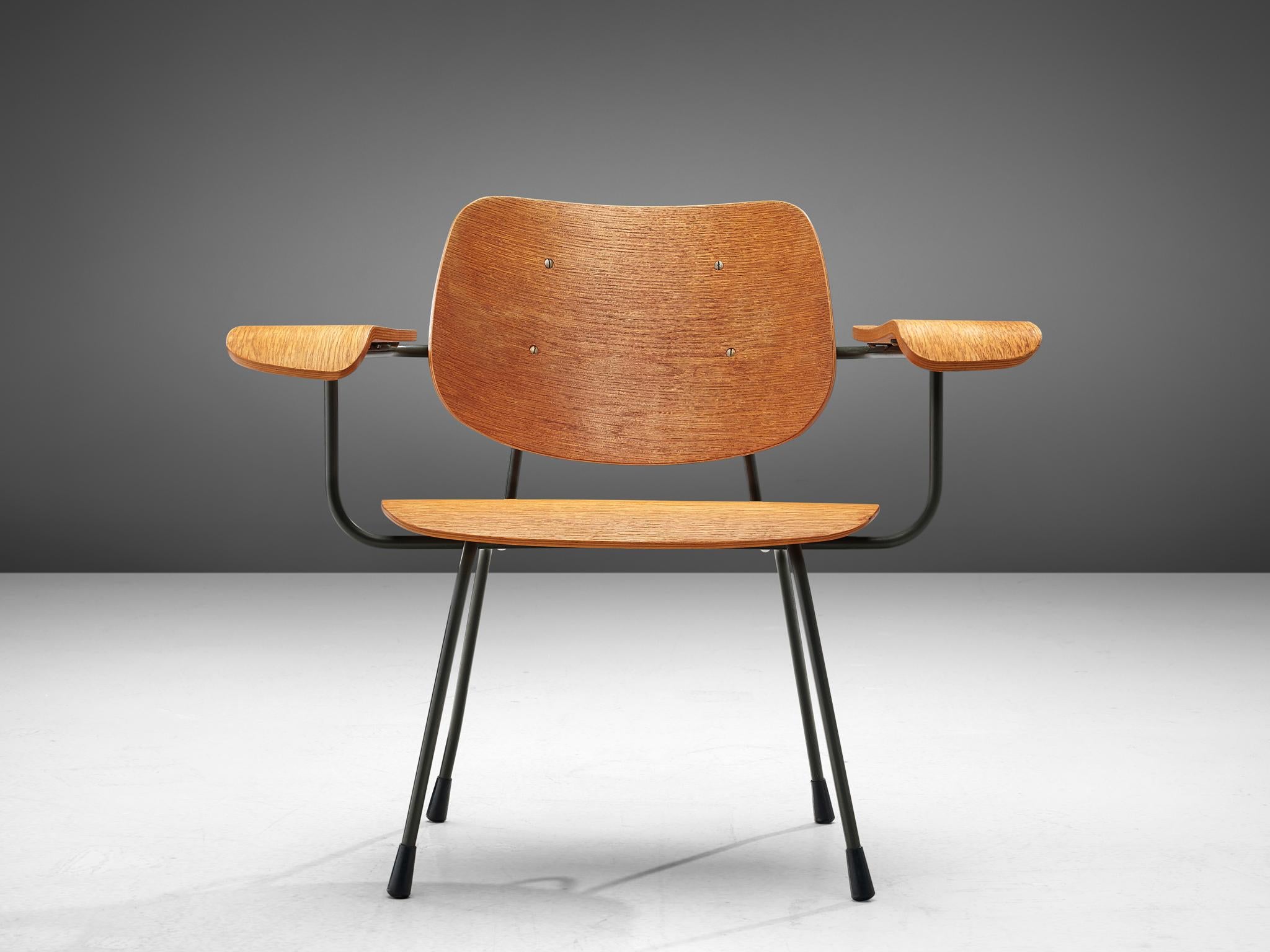 Tjerk Reijenga for Pilastro Zwanenburg, '8000' loung chair, plywood and metal, the Netherlands, 1962.

A plywood chair by Tjerk Reijenga with distinctive large plywood armrests. The seat and backrest are executed in plywood as well. It has a black