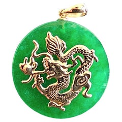 TKO Pendentif dragon en jade vert avec disques de 25 mm en or jaune 14 carats