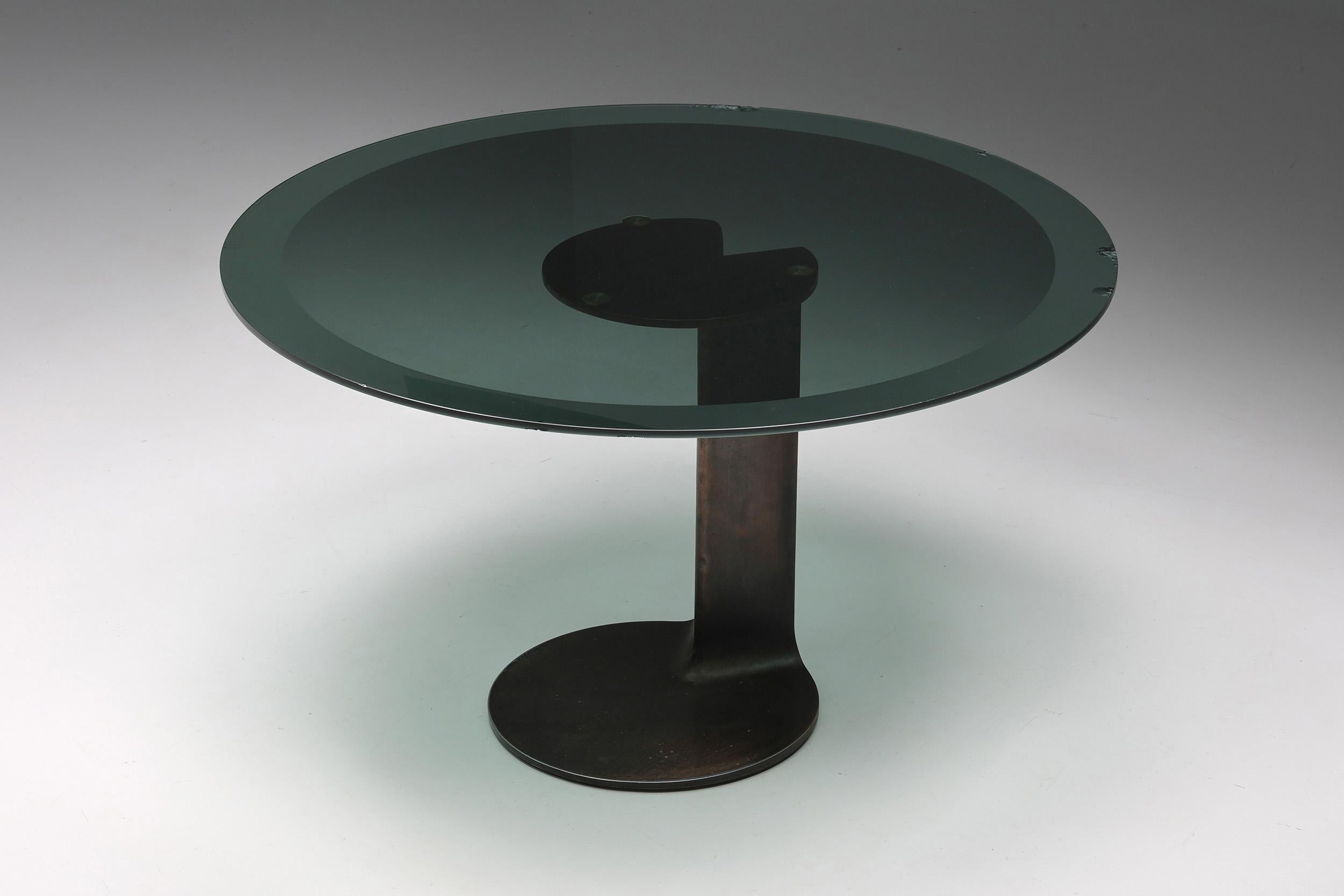 TL59 ; table de salle à manger ; ronde ; bronze ; verre ; verre fumé ; Afra & Tobia Scarpa ; Poggi ; 1975 ; Italie ; Design italien ; Post-Moderne ; 
 
Cette remarquable table de salle à manger ronde a été conçue par Afra & Tobia Scarpa pour Poggi