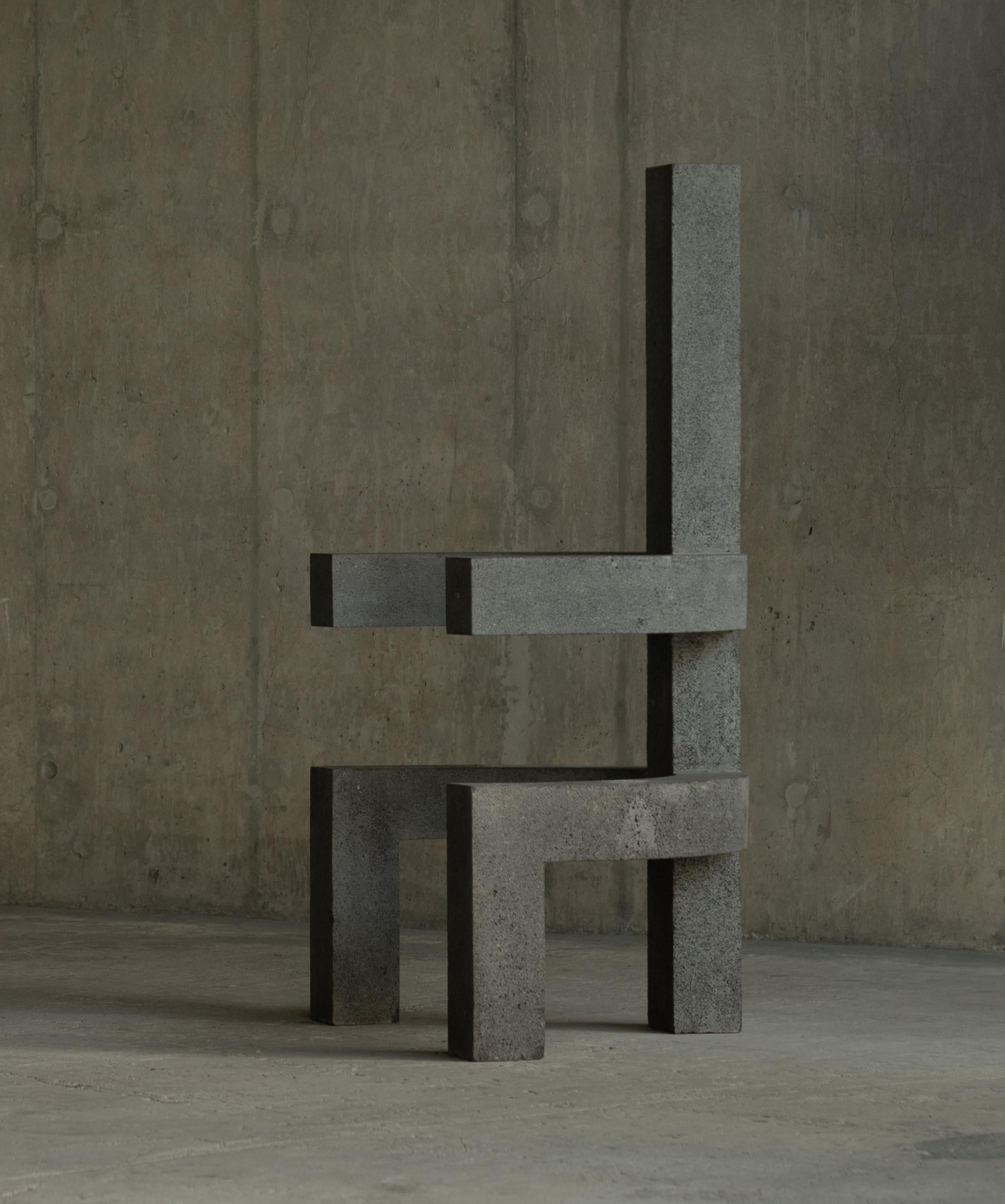 Tlakatl Skulpturaler Stuhl von Mesawa
MATERIALIEN: Vulkanisches Gestein.
Abmessungen: T 62 x B 85 x H 150 cm.

Mesawa ist eine mexikanische Designmarke, die von dem Architekten Santiago Sierra und dem Designer Diego Linares gegründet wurde.

Mesawa