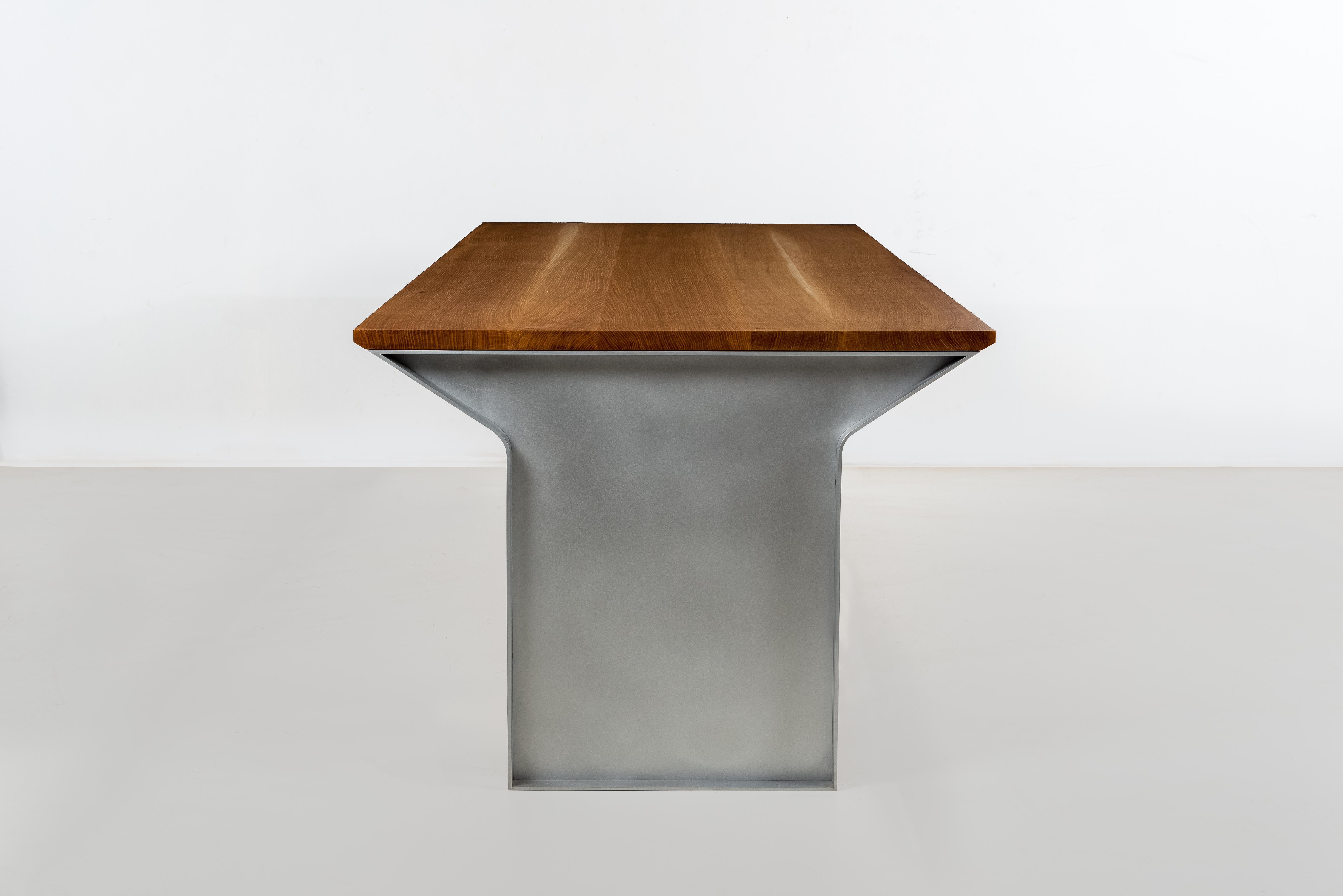 Minimaliste Table de salle à manger TM Dining Table 2.0 en aluminium ciré et chêne blanc de Jonathan Nesci en vente