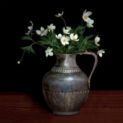 Anemone Canadensis in einem Silberkrug