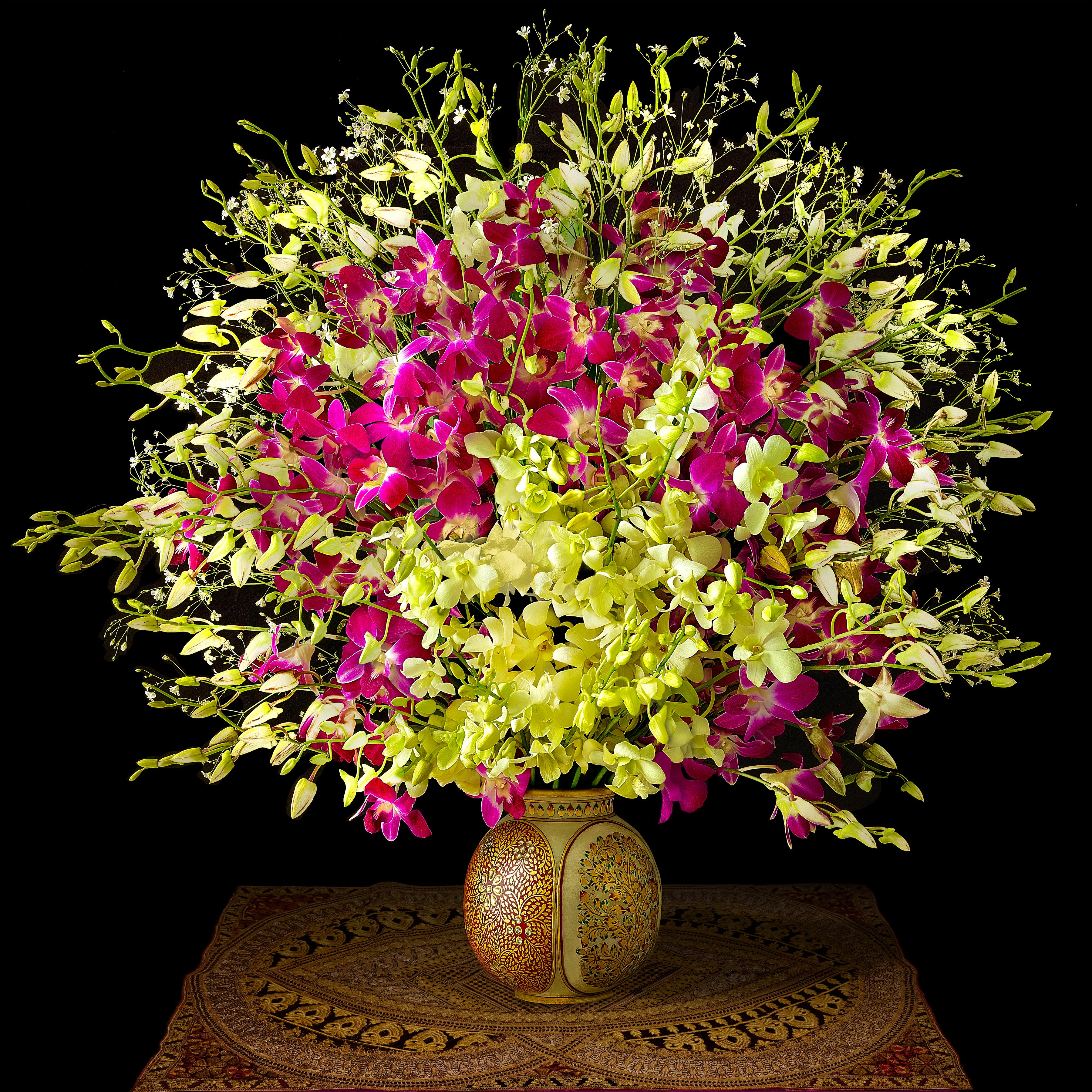 Orchidées dans un vase en céramique de couleur or