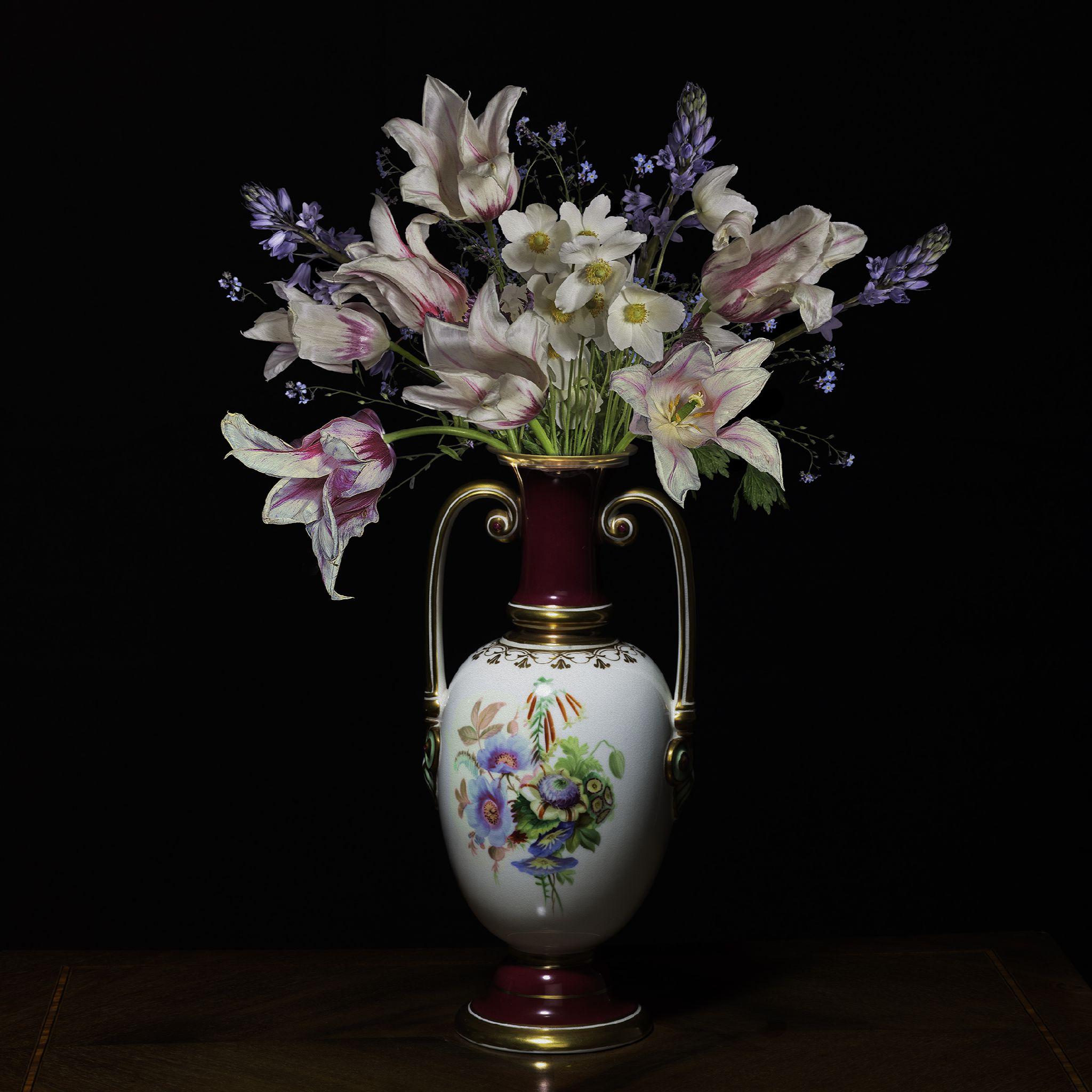 Frühlingsstrauß in einer Keramikvase – Photograph von T.M. Glass