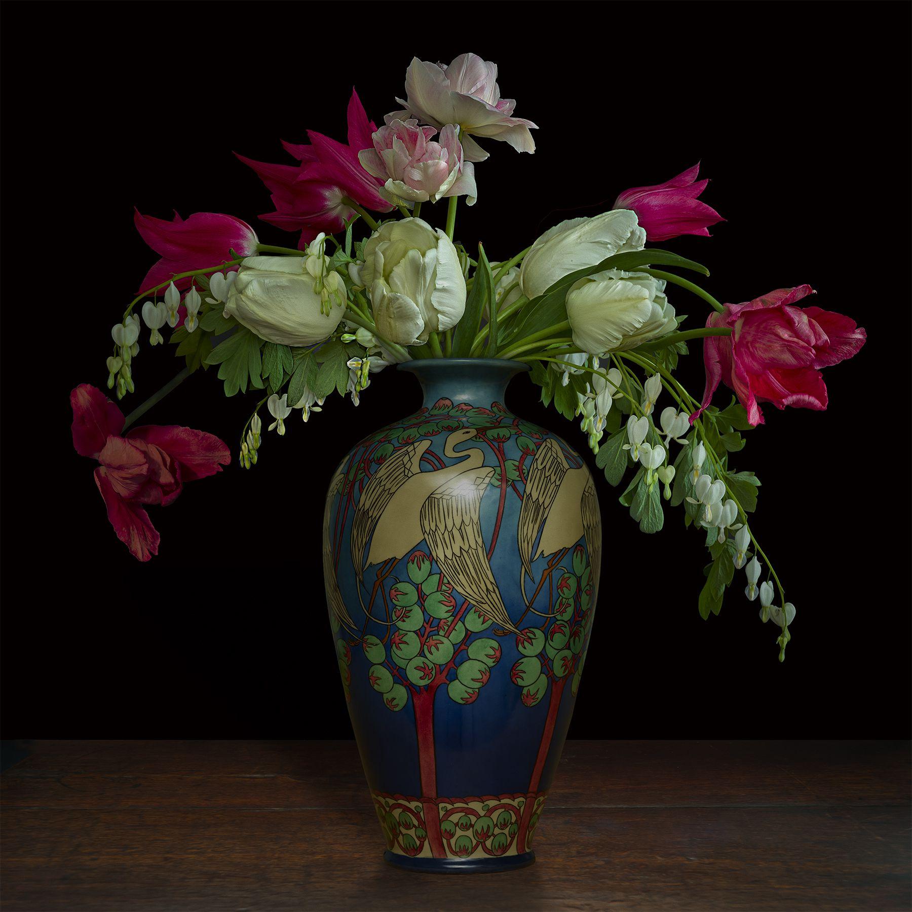 Tulpen und blühende Herzen in einer japanischen Vase – Photograph von T.M. Glass