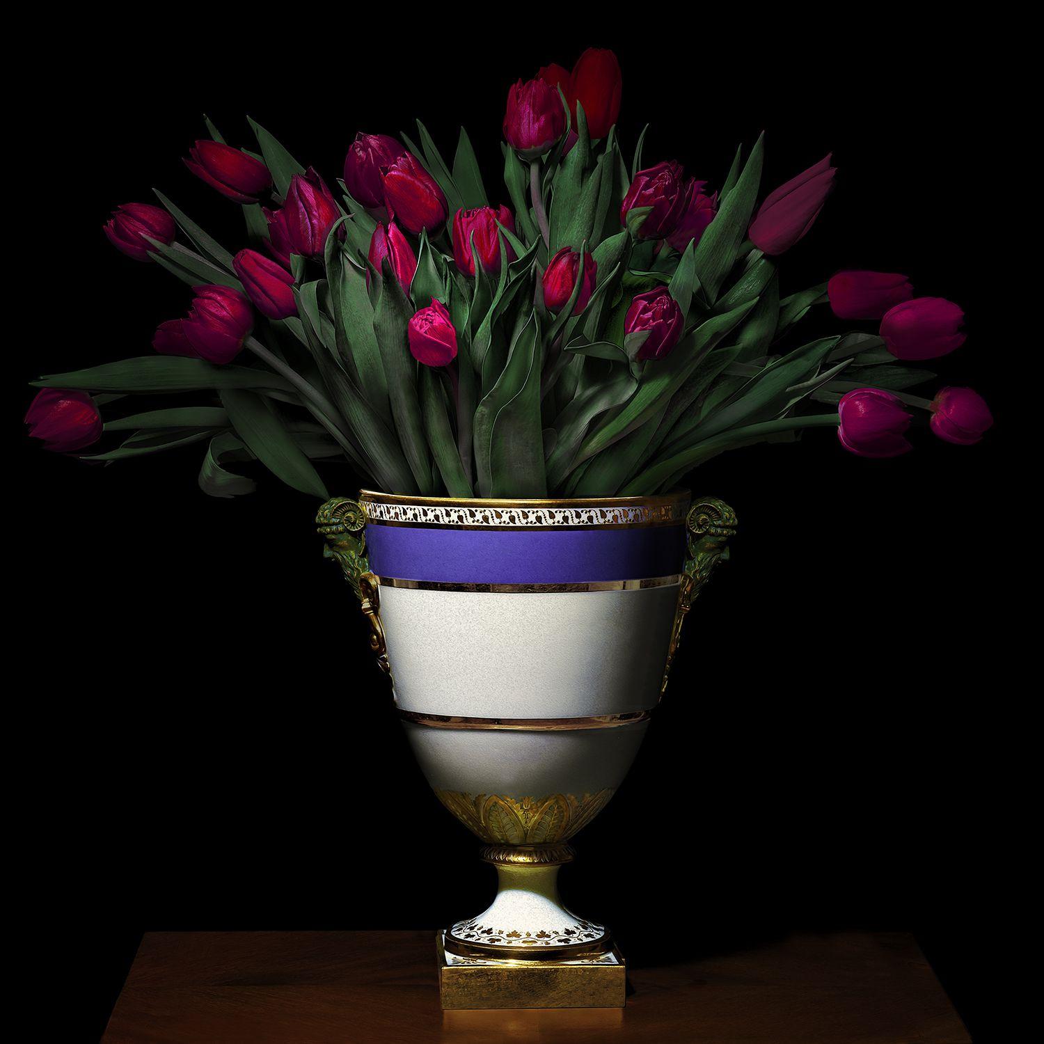Tulpen in einem blauen, weißen und goldenen Gefäß – Photograph von T.M. Glass