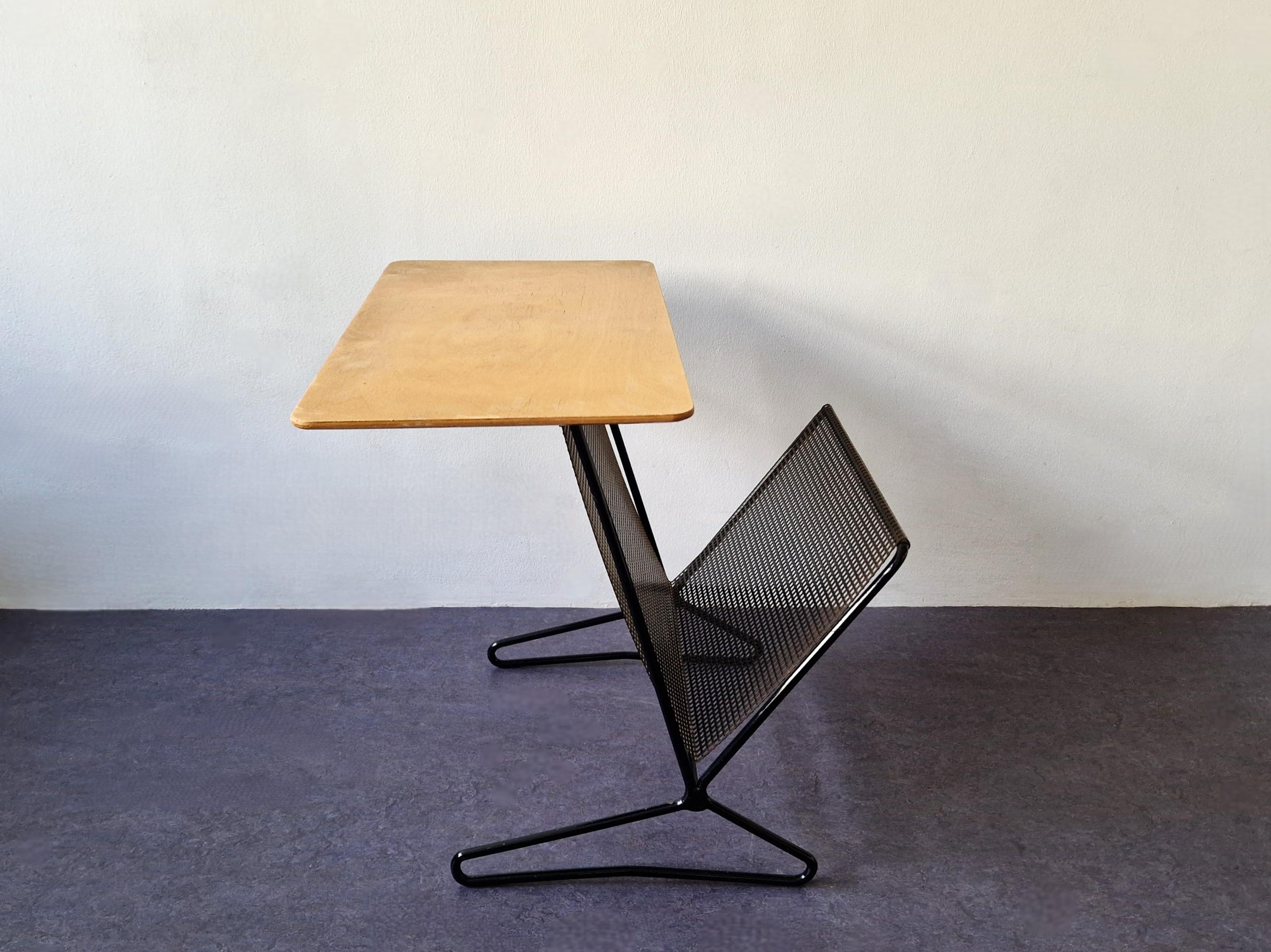 Esta mesa auxiliar/revistario TM05 fue diseñada por Cees Braakman para Pastoe en 1953. Se trata de un artículo muy deseado por los amantes y coleccionistas de la época. Esta pieza está en un estado muy bueno y original; la tapa de abedul ha