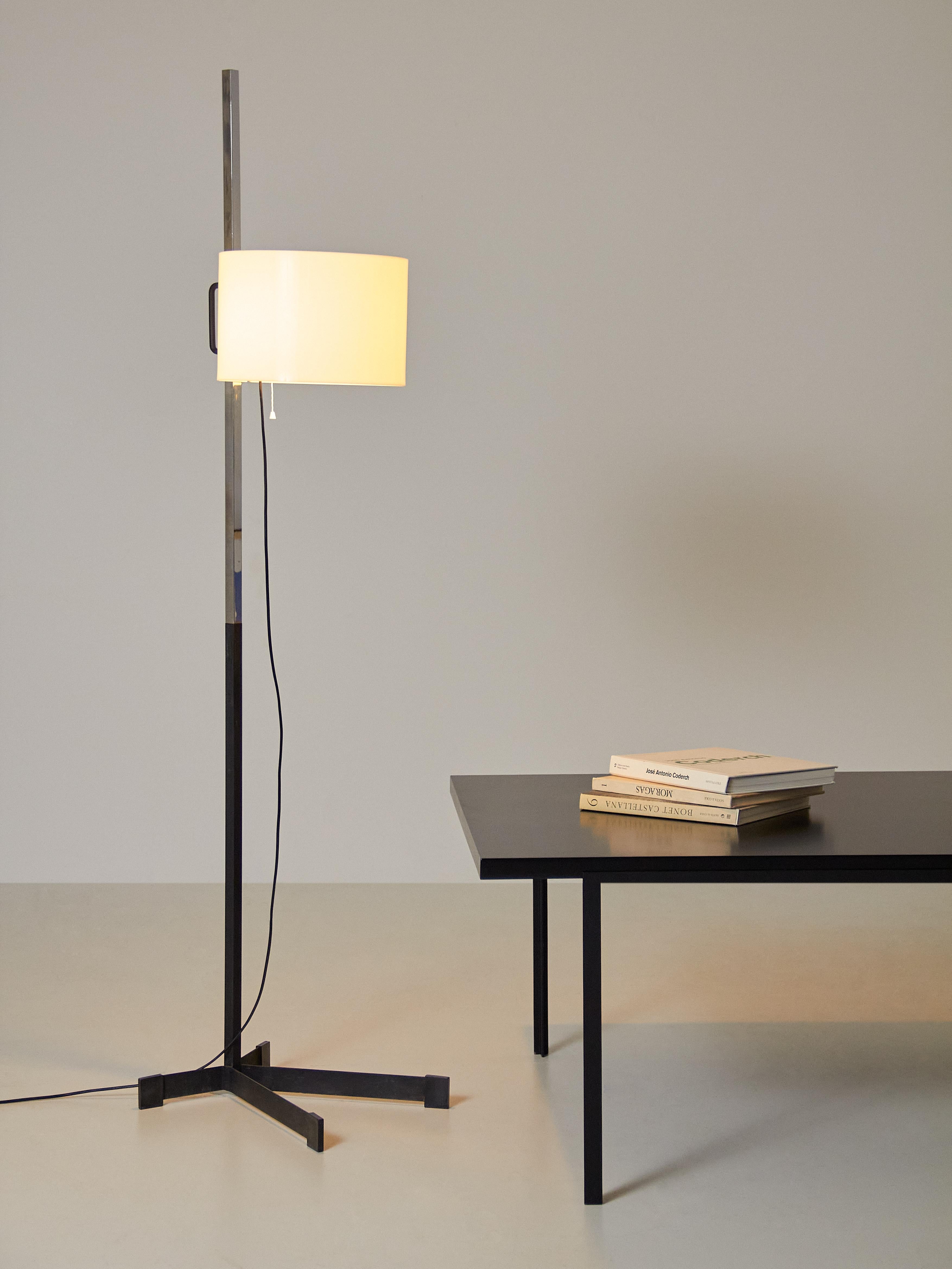Le TMC (Chrome Movable Section) est sans aucun doute le design le plus emblématique et le plus pertinent de la fructueuse carrière de Miguel Milá. 

Son histoire commence en 1956 avec la conception d'une lampe à hauteur variable pour le projet de