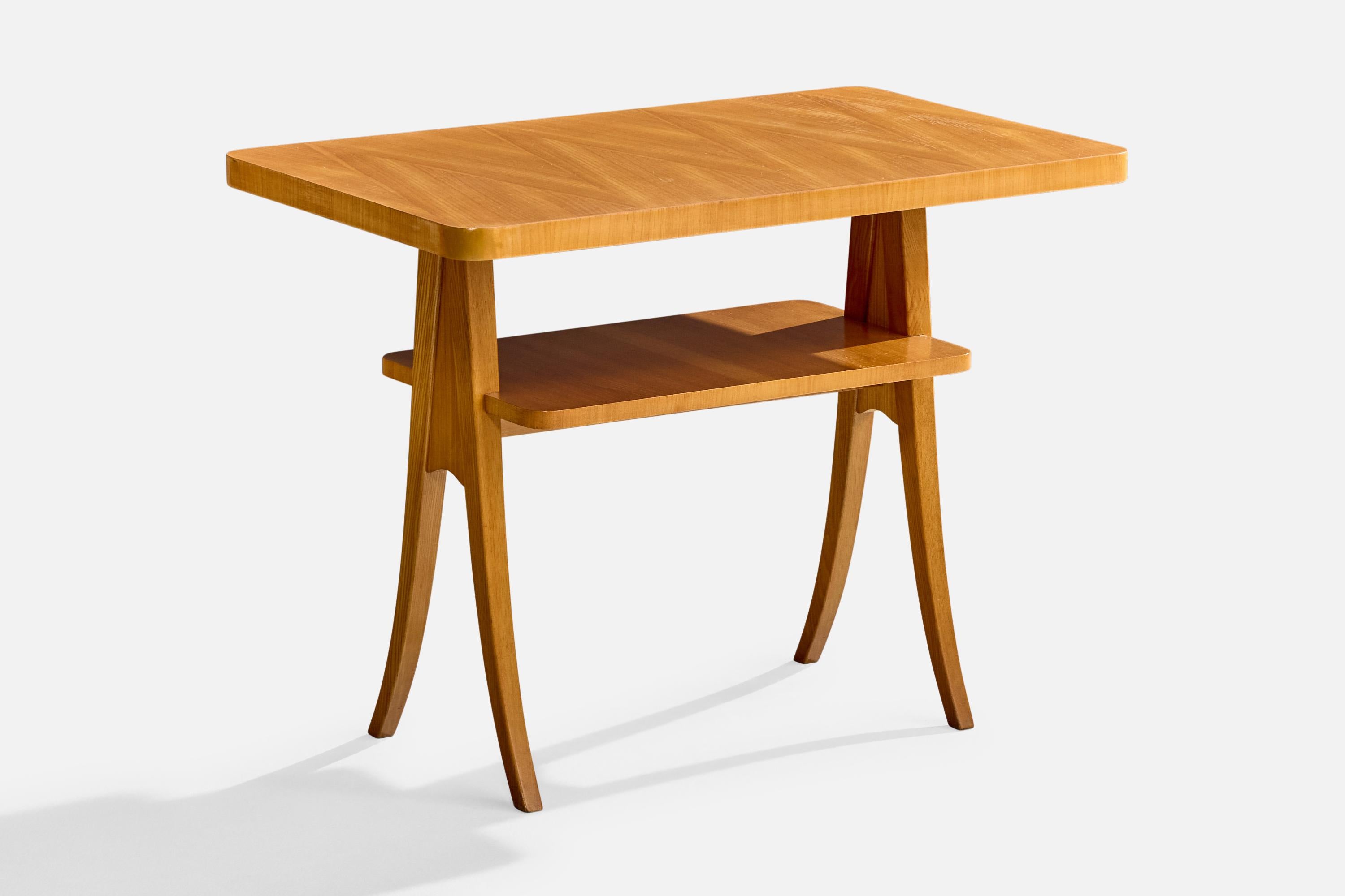 Mesa auxiliar de roble fabricada por TMF, Suecia, c. 1940.

Dimensiones totales (pulgadas): 22,75 
