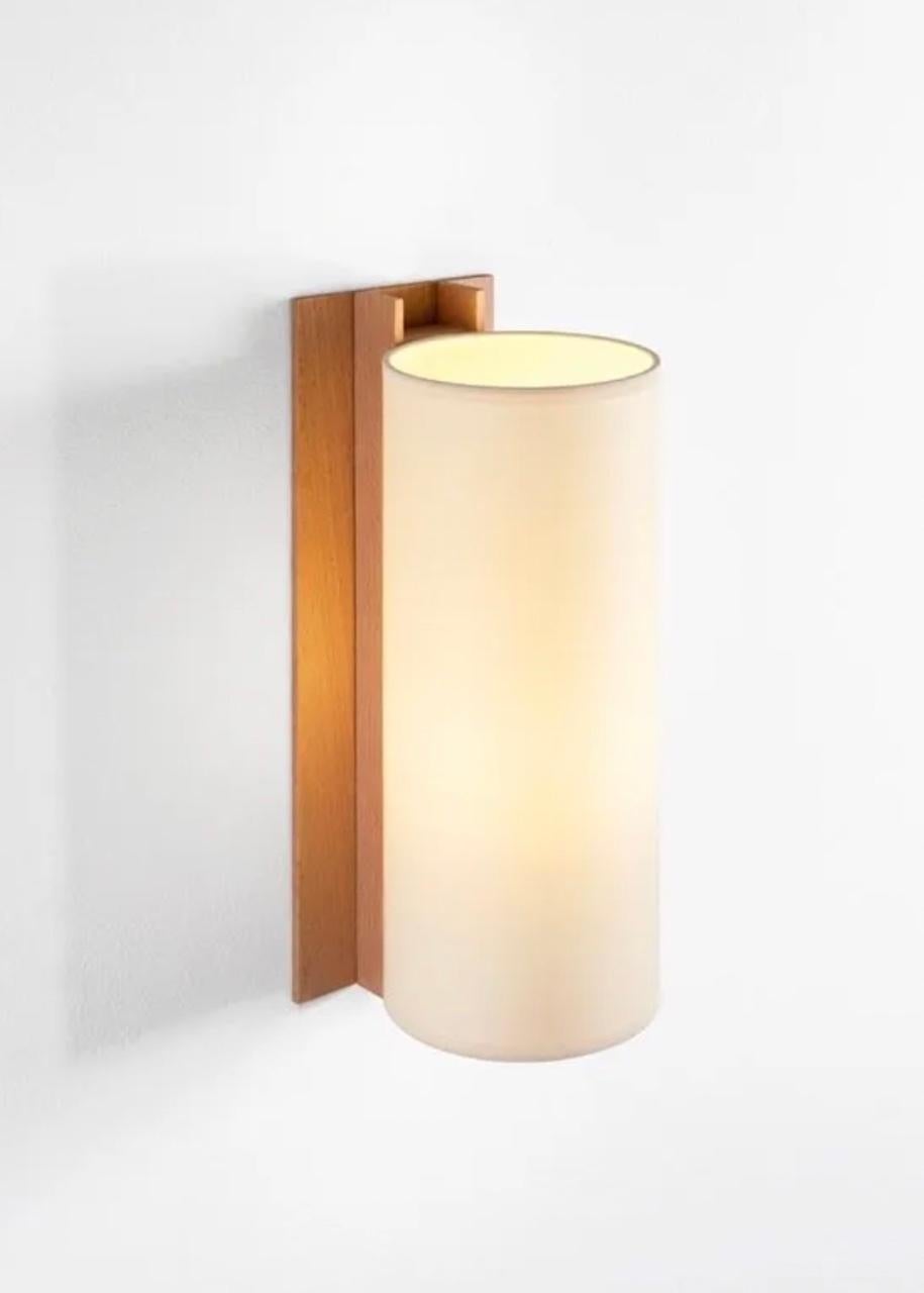 Its depth lies in its simplicity. The TMM wall lamp is part of Miguel Milá’s collection for TRAMO, the company he founded to produce his own work in post-war Spain. He was starting off in a profession that he would later go on to master. He was a